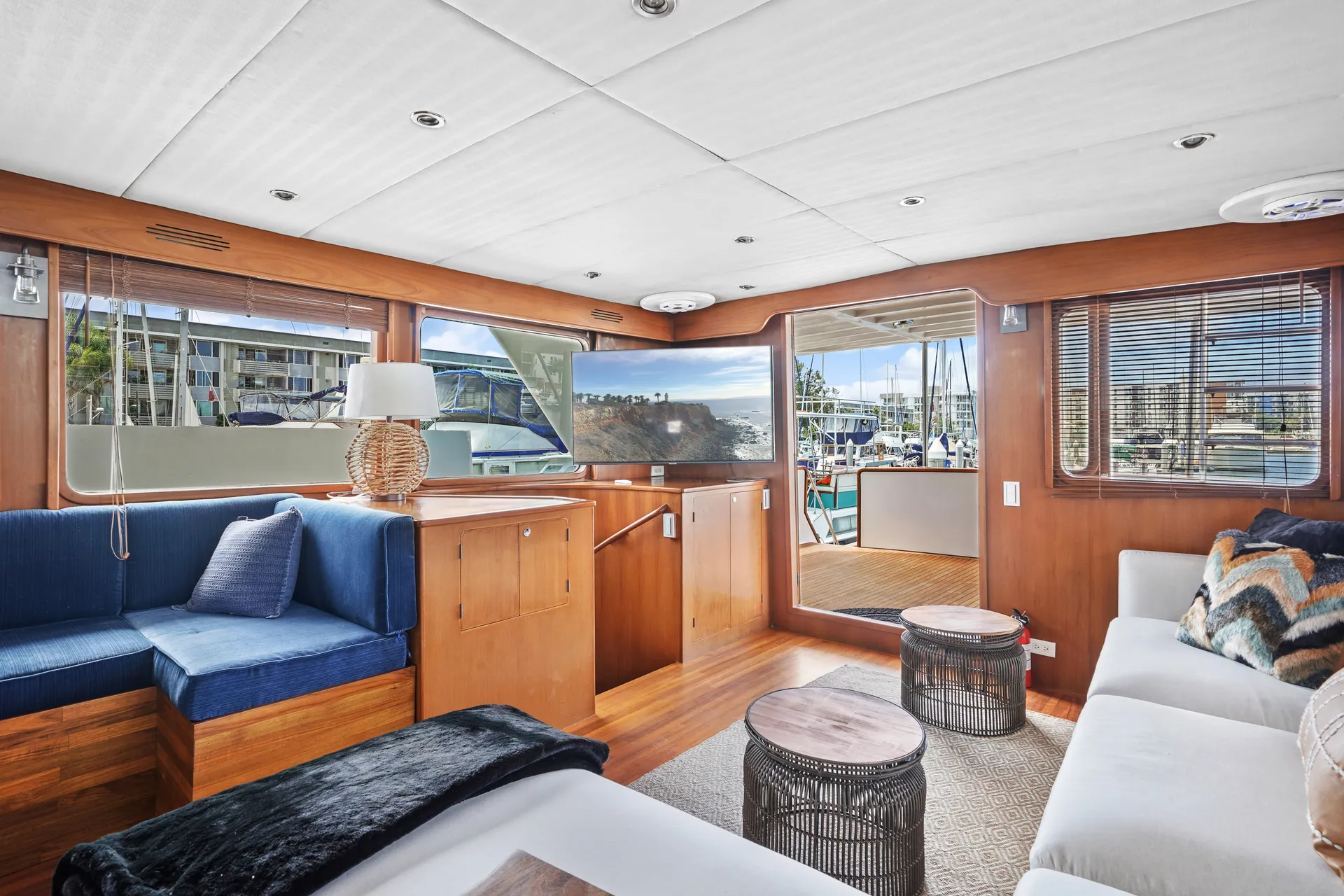 2015 70 ft defevor yacht lots of toys out door bar 