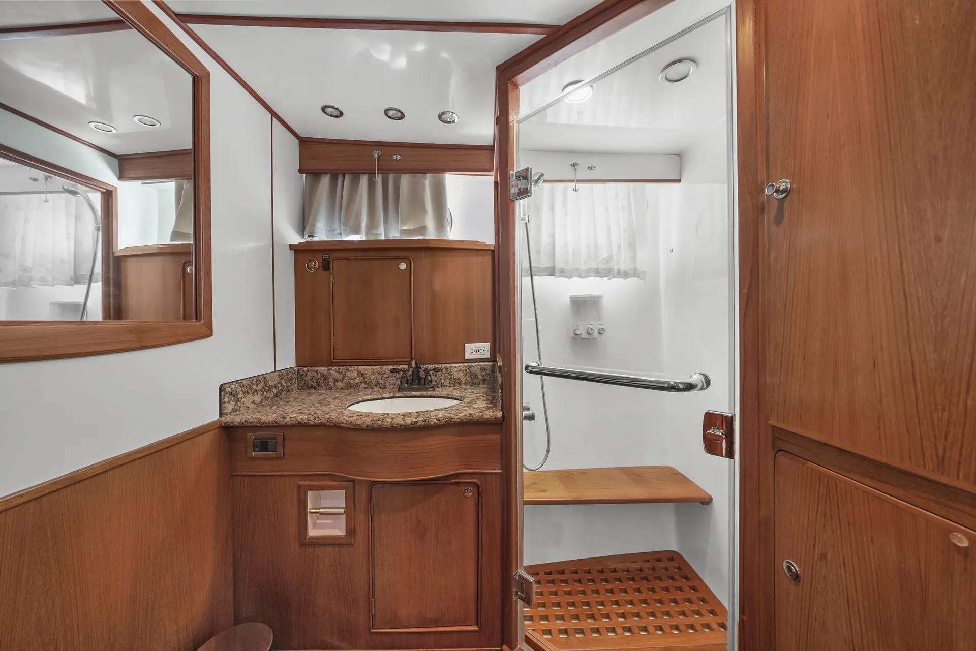 2015 70 ft defevor yacht lots of toys out door bar 