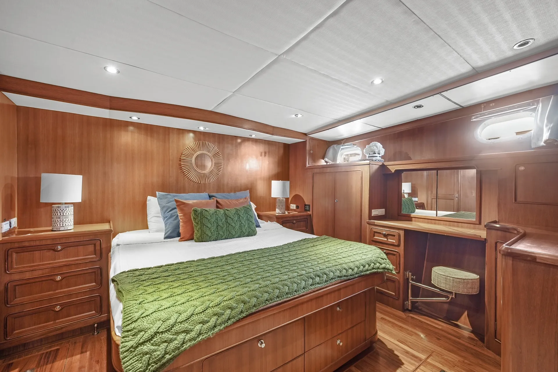 2015 70 ft defevor yacht lots of toys out door bar 