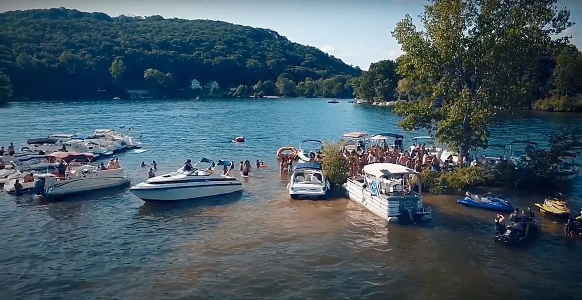 LIVE THE DREAM ON THE LUV BOAT 🛥️ ☀️ 