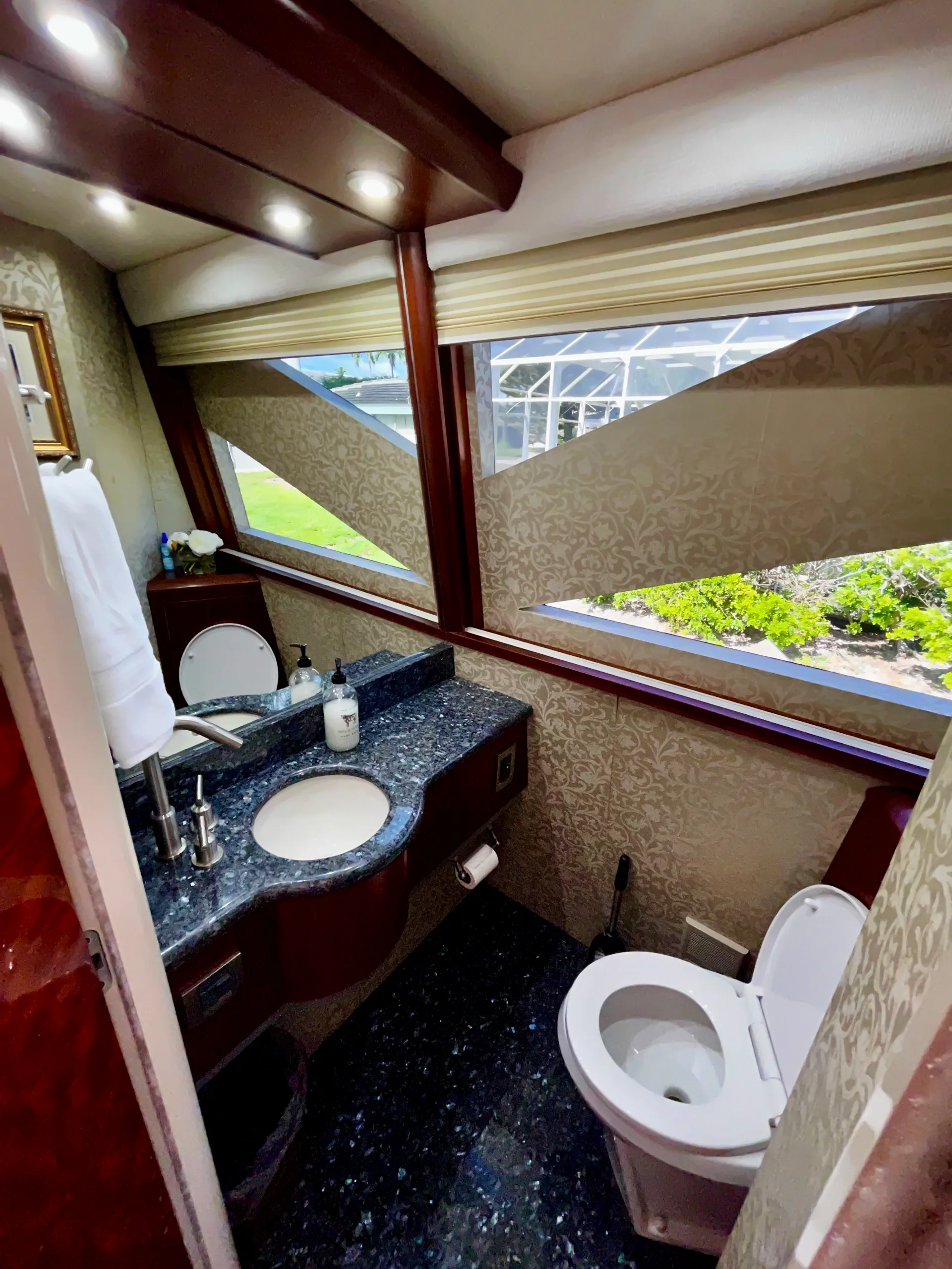 ATHENA: LAZZARA Flybridge Motor Yacht