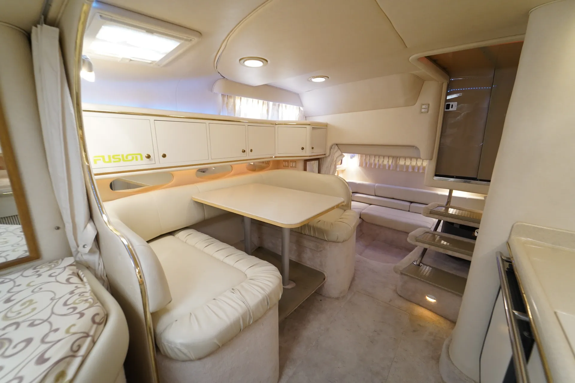 Sea Ray Boats 310 Sundancer in Miami, FL — photo 10