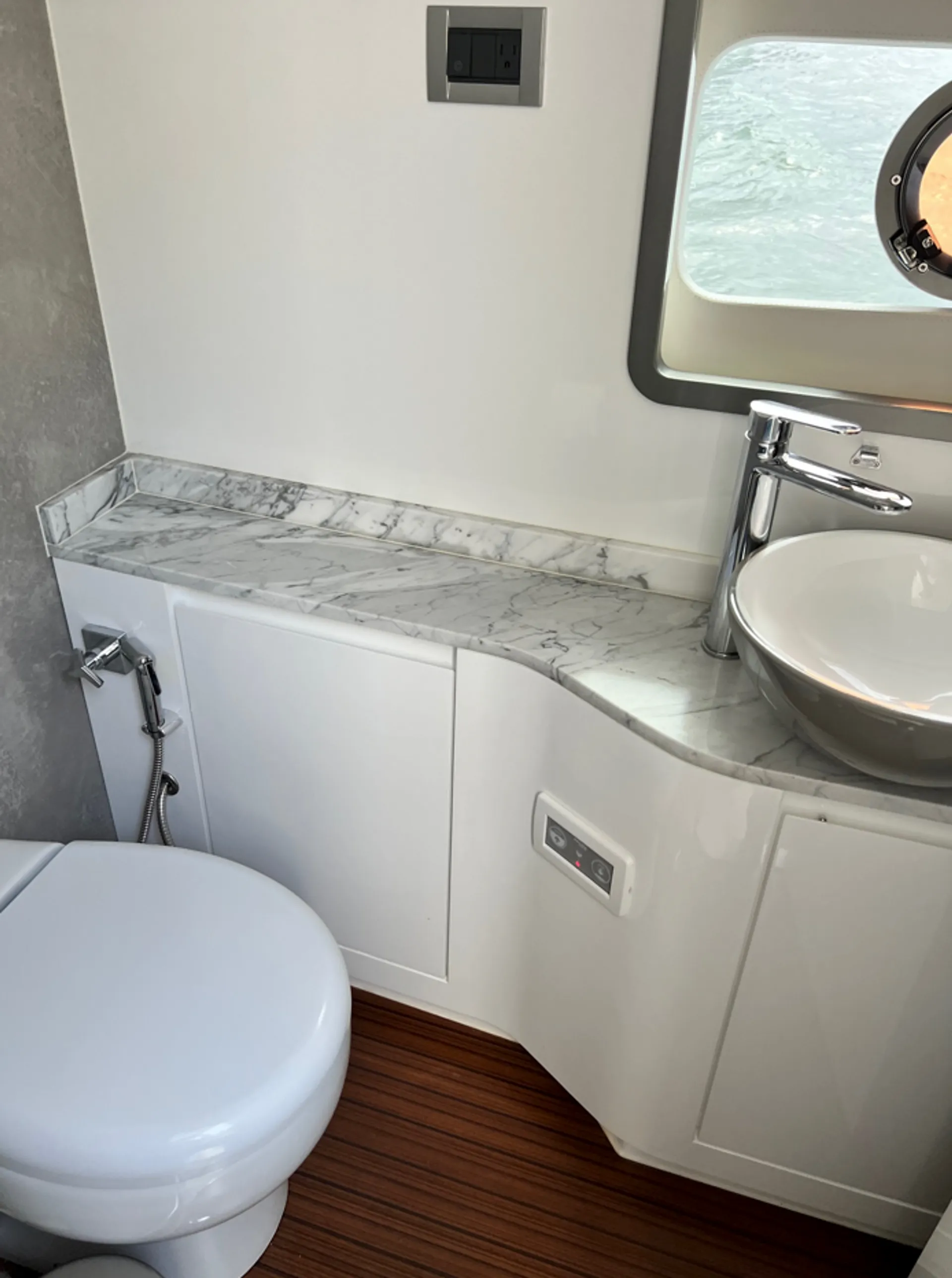 1 HOUR FREE - New 52' Schaefer Pininfarina Flybridge Yacht