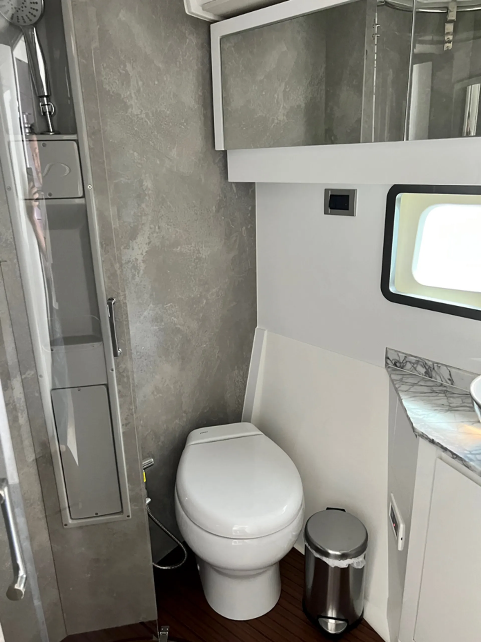 1 HOUR FREE - New 52' Schaefer Pininfarina Flybridge Yacht