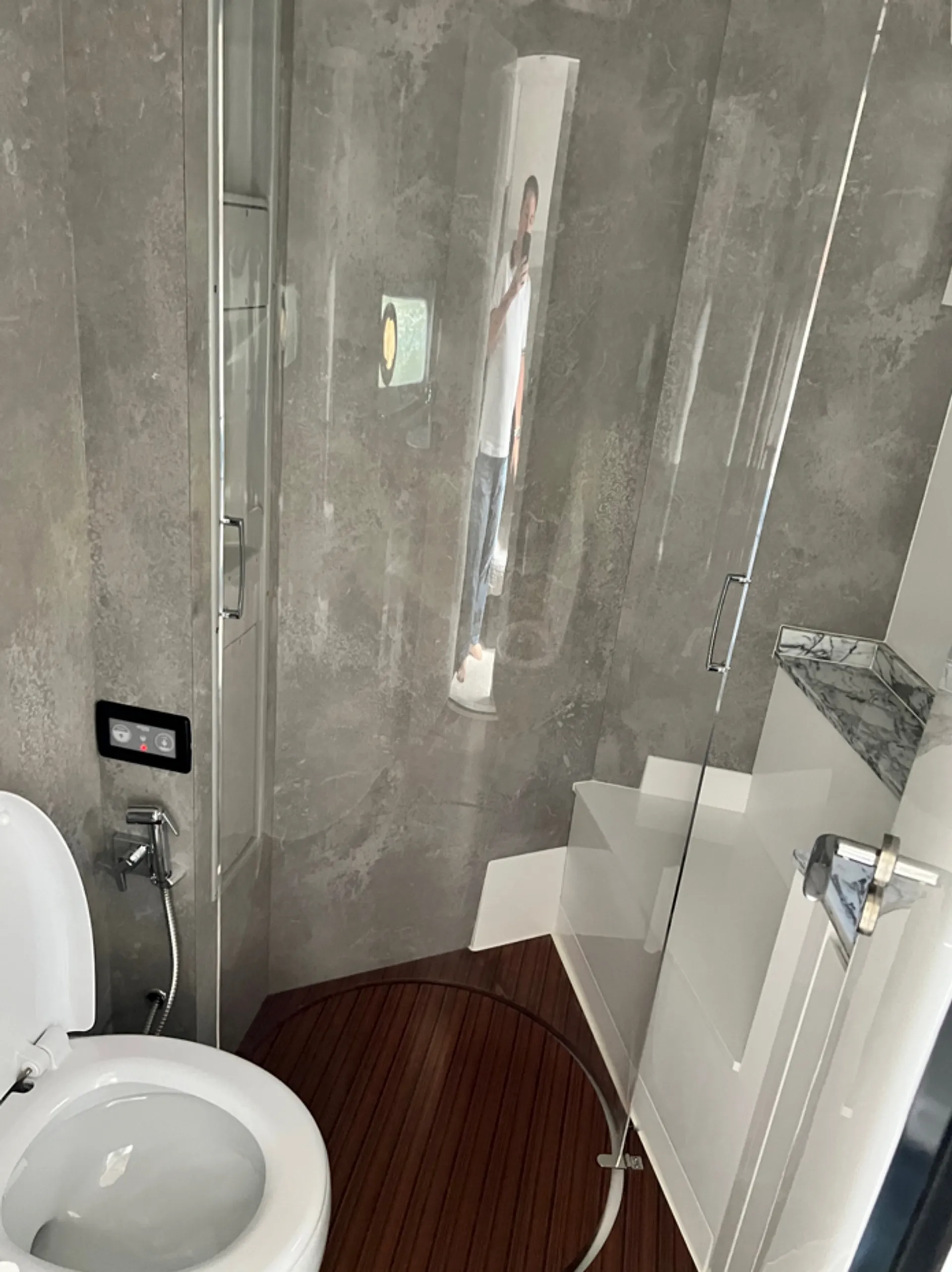 1 HOUR FREE - New 52' Schaefer Pininfarina Flybridge Yacht