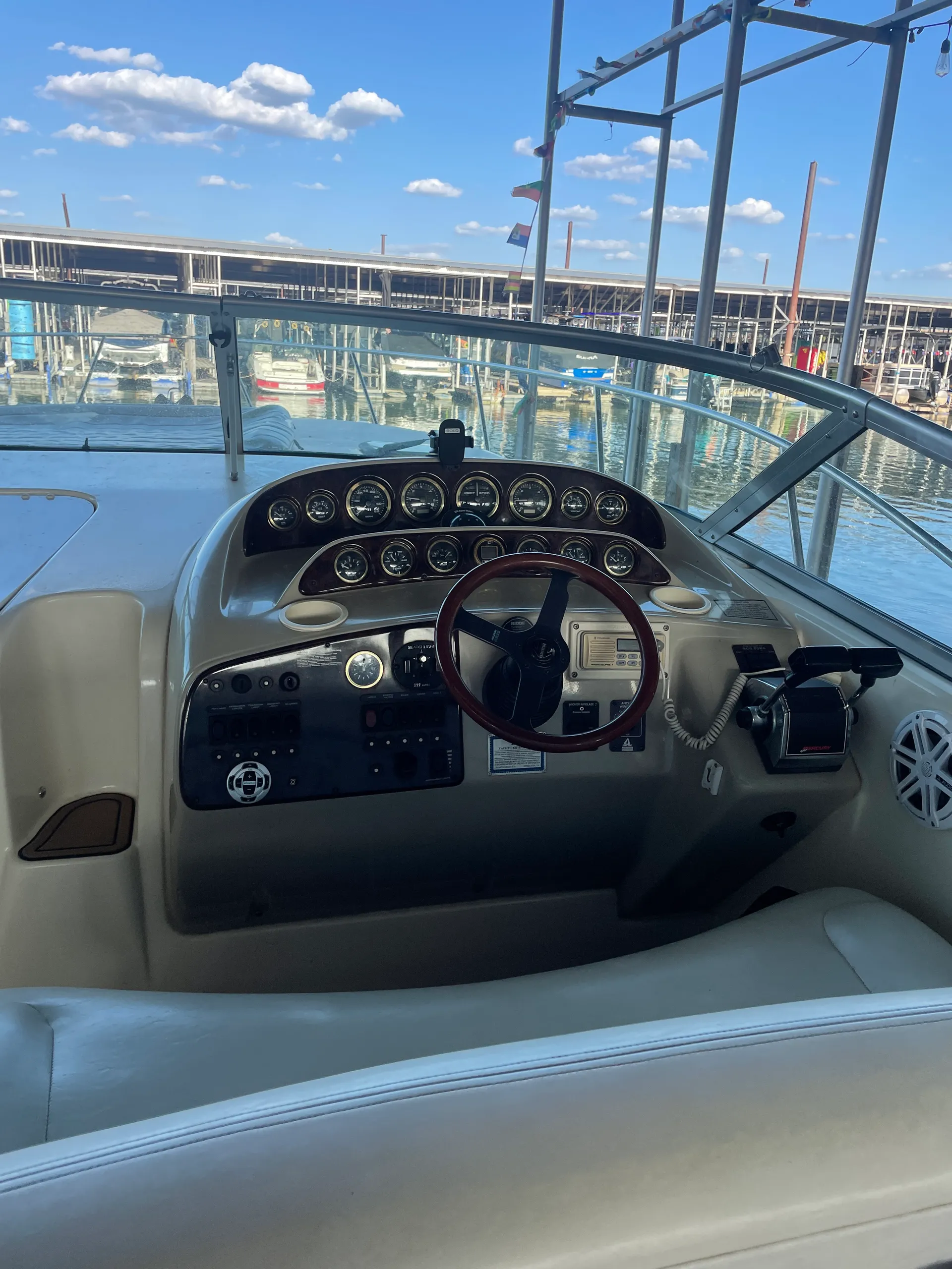 Rinker Boats 340 Fiesta Vee in Lewisville, TX — photo 4