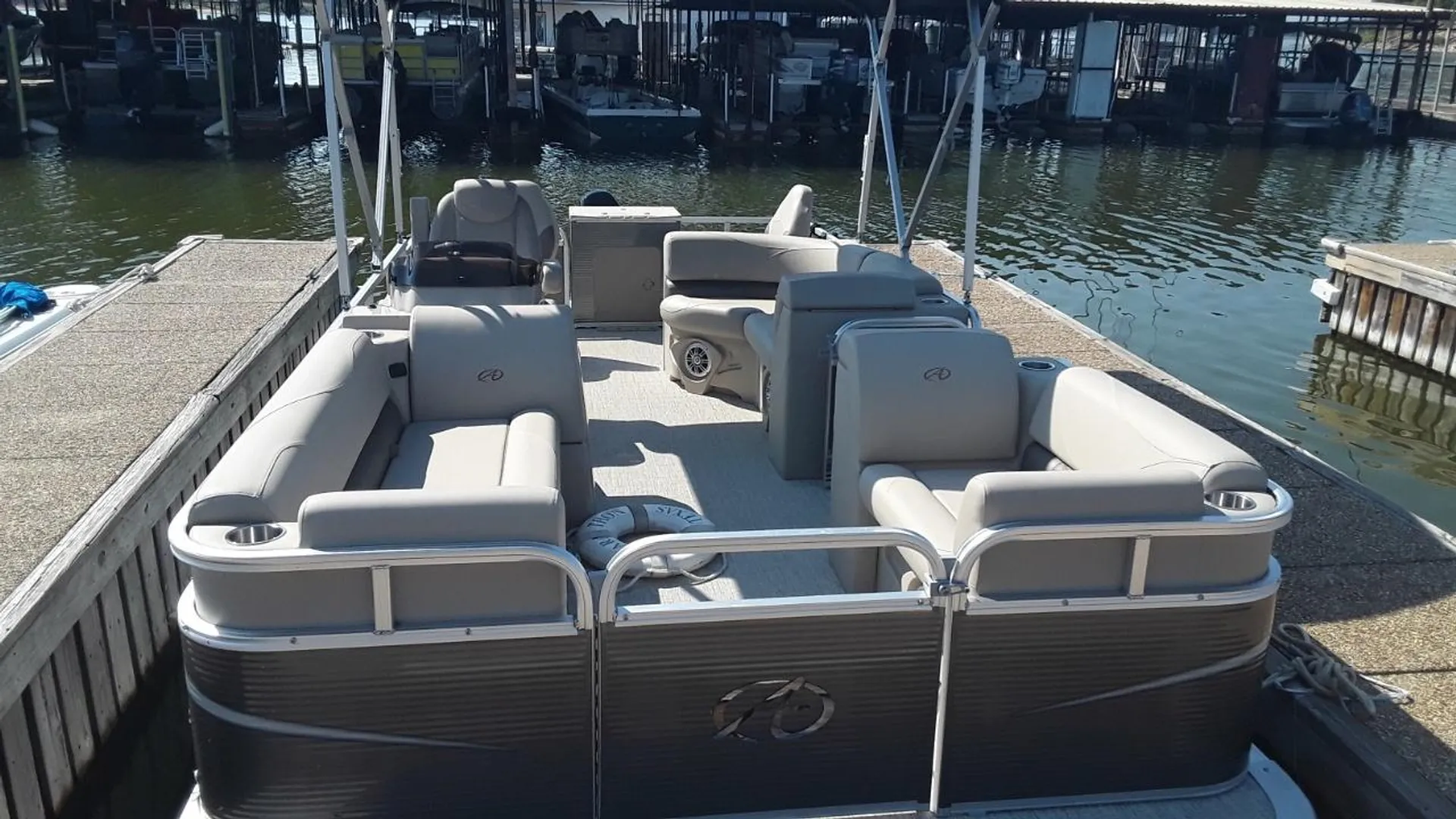 2021 Avalon Venture Tritoon w/ Live Well