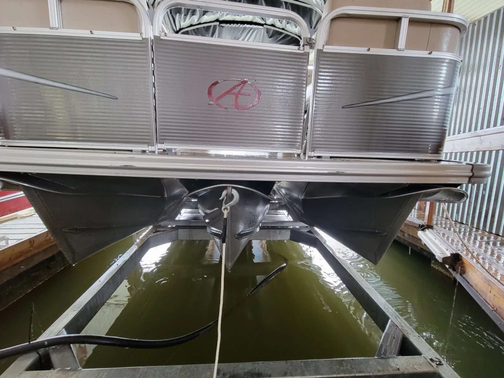 2021 Avalon Venture Tritoon w/ Live Well