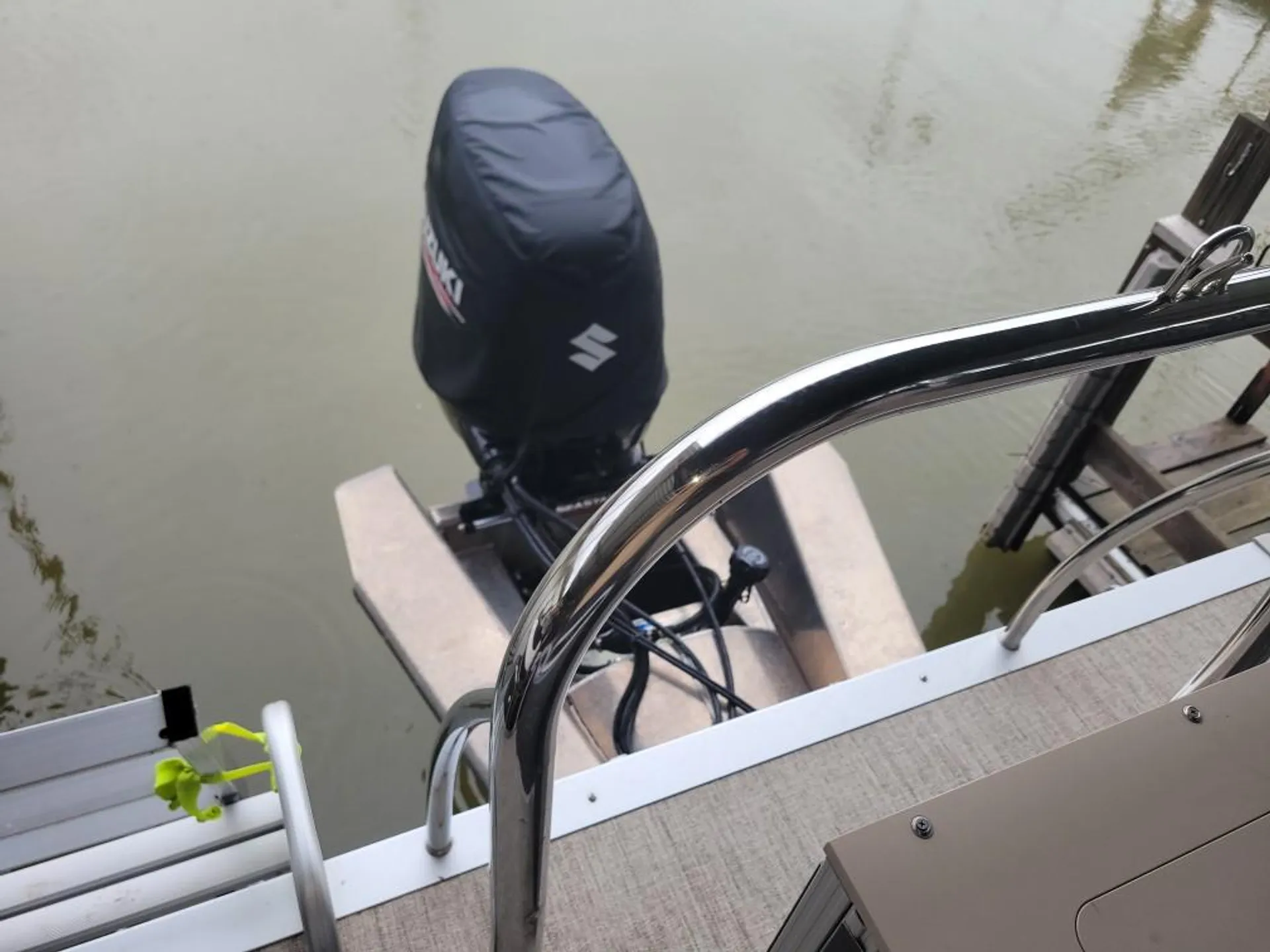 2021 Avalon Venture Tritoon w/ Live Well