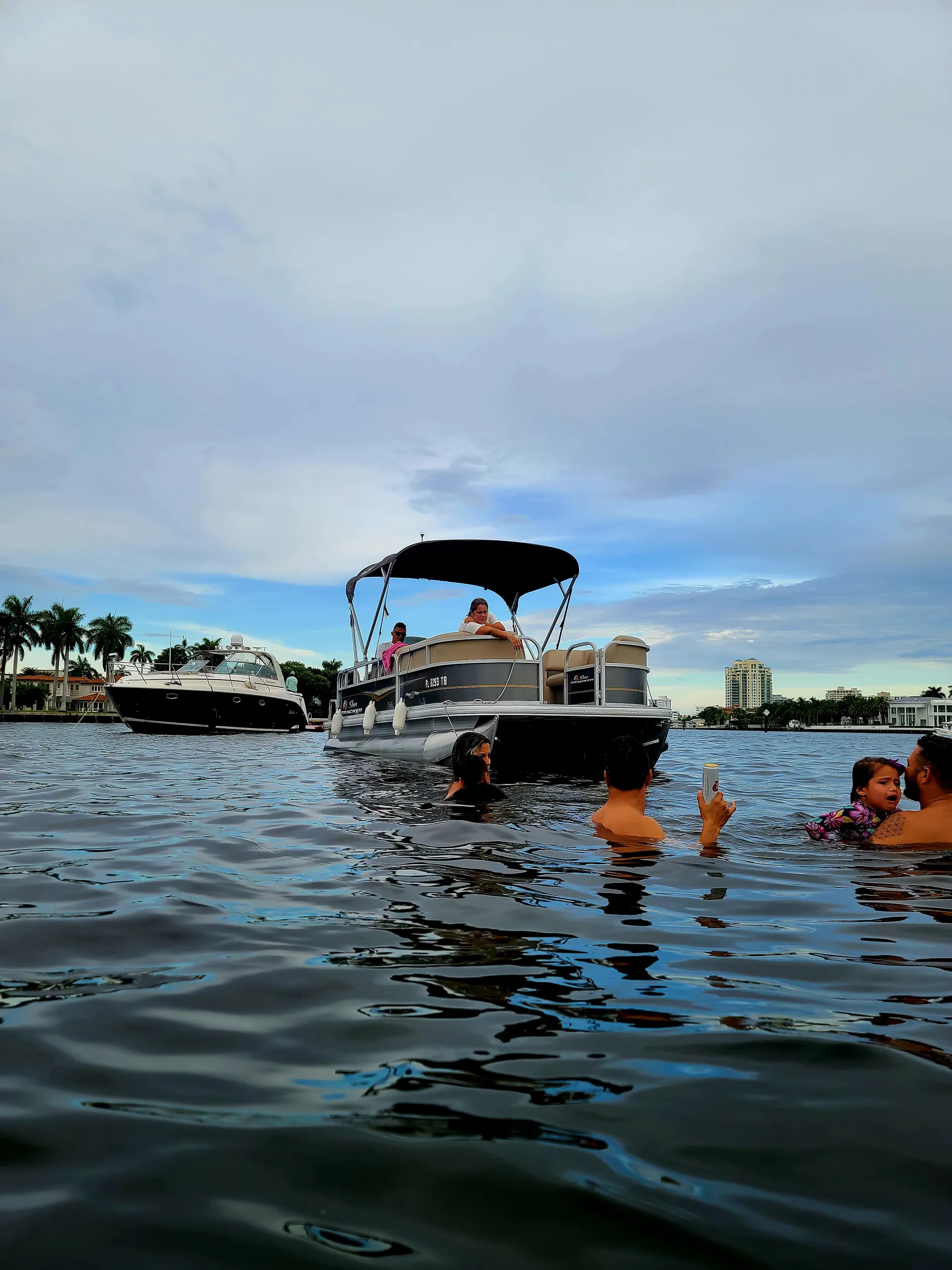 SUN TRACKER PARTY BARGE 18 DLX in Fort Lauderdale, FL — photo 3
