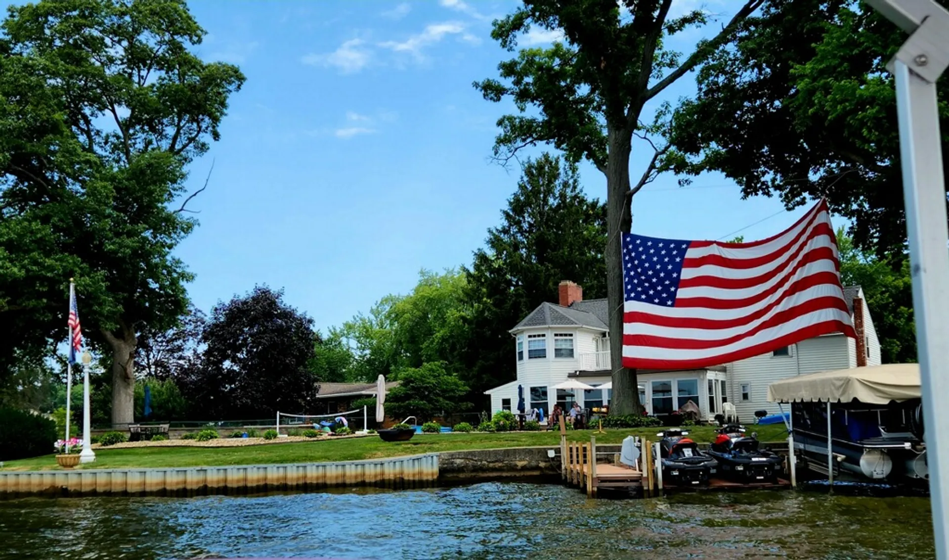 Avalon Somerset 12-Person Pontoon w/Bimini, Bluetooth and More!