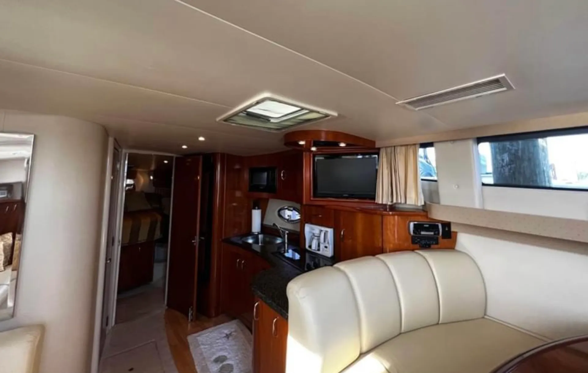 Beautiful captained yacht on Middle River