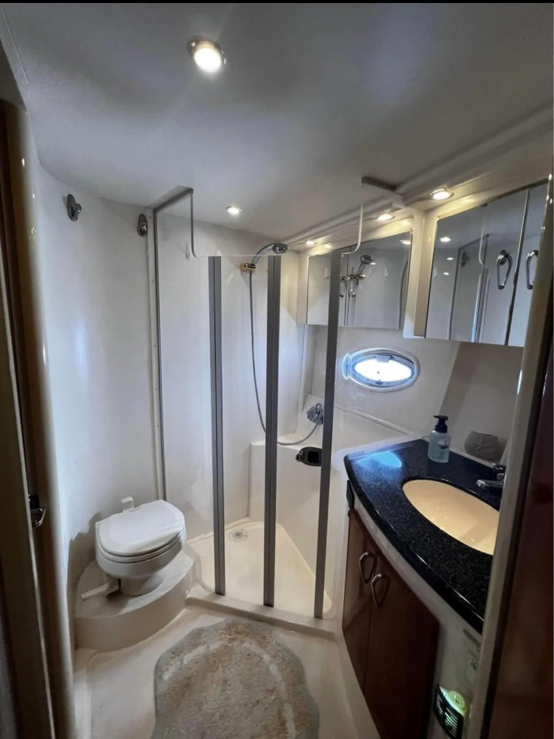 Beautiful captained yacht on Middle River