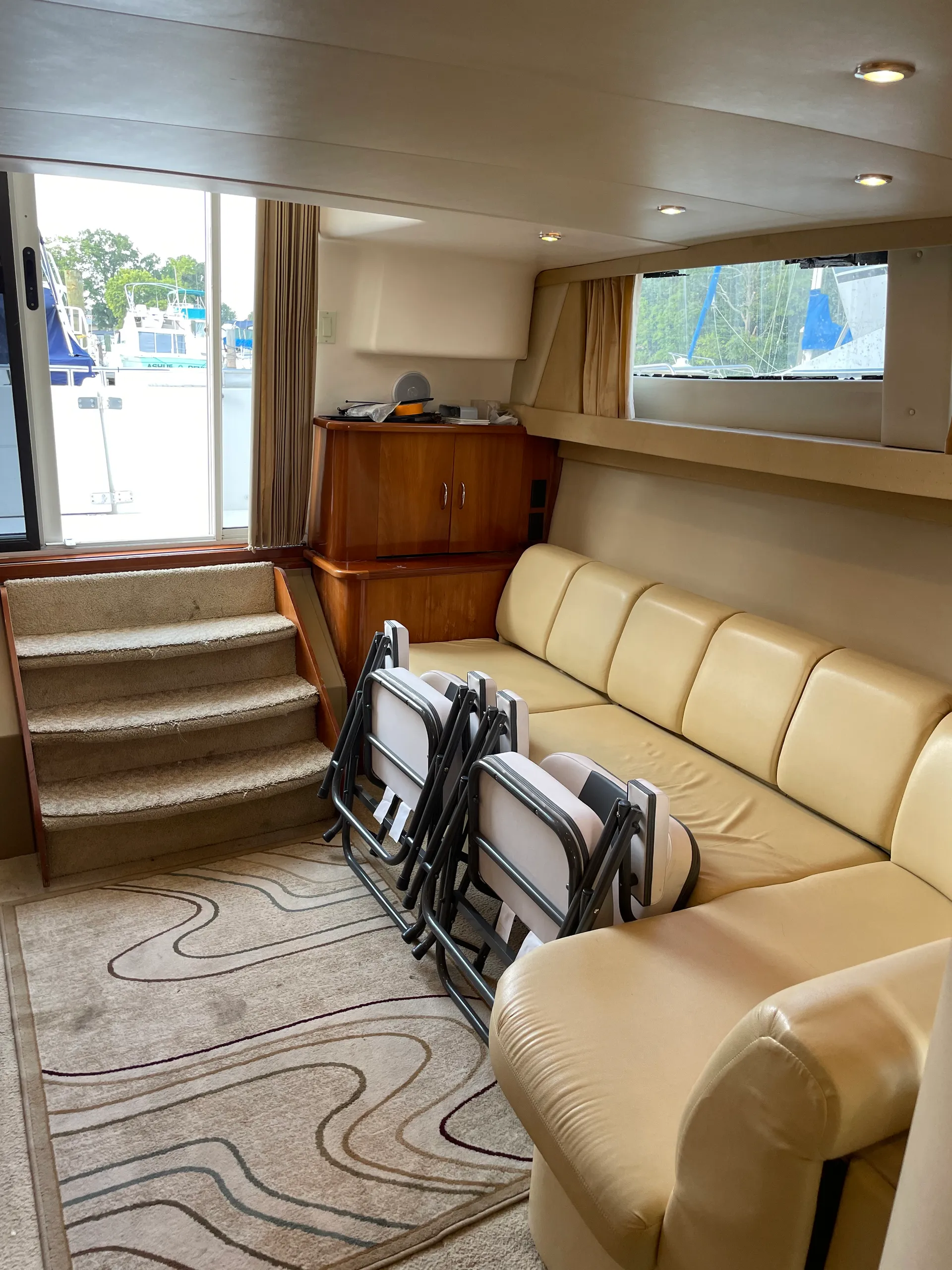 Beautiful captained yacht on Middle River