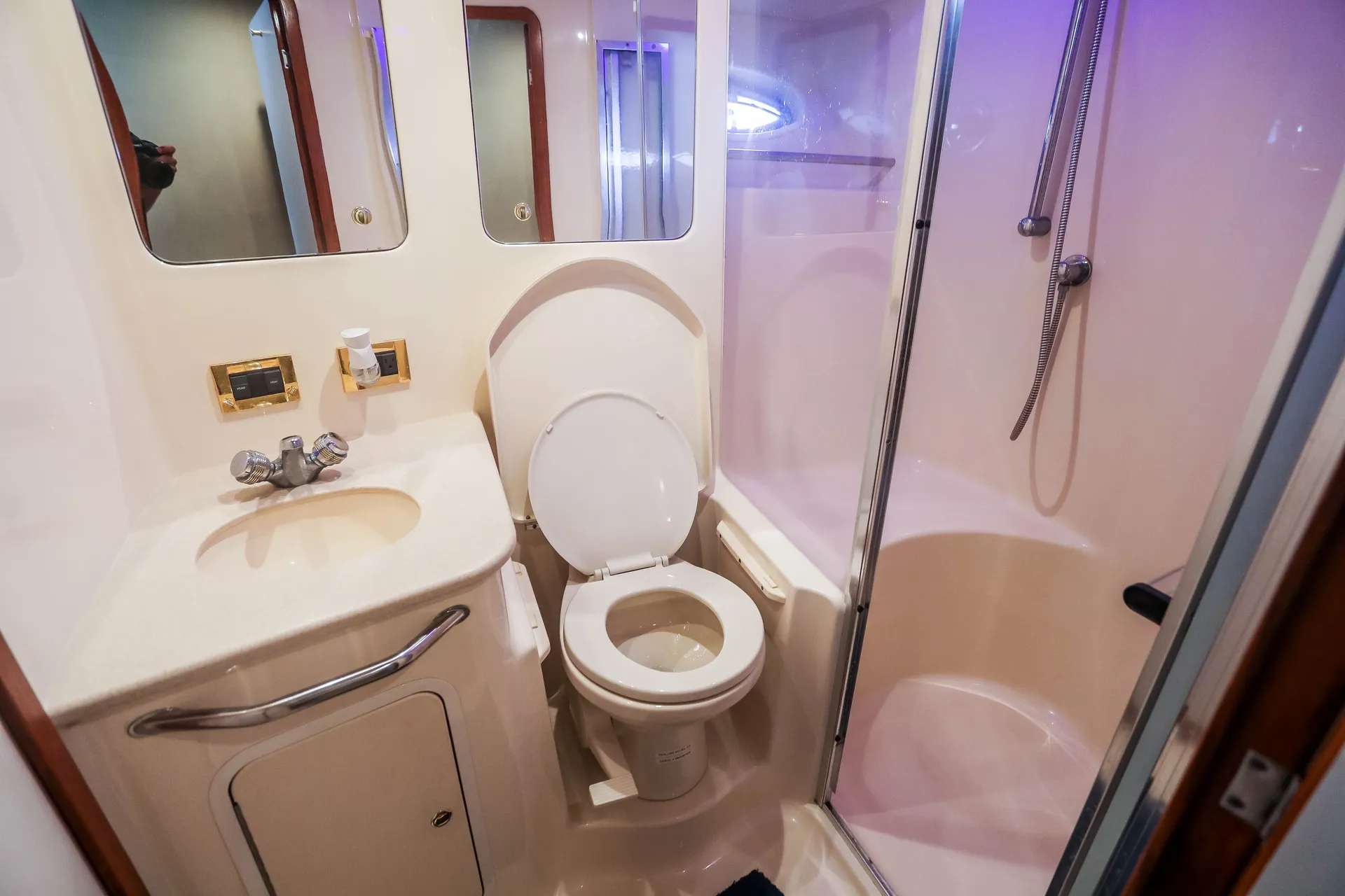 Sea Ray Boats 480 Sedan Bridge in Miami, FL — photo 9