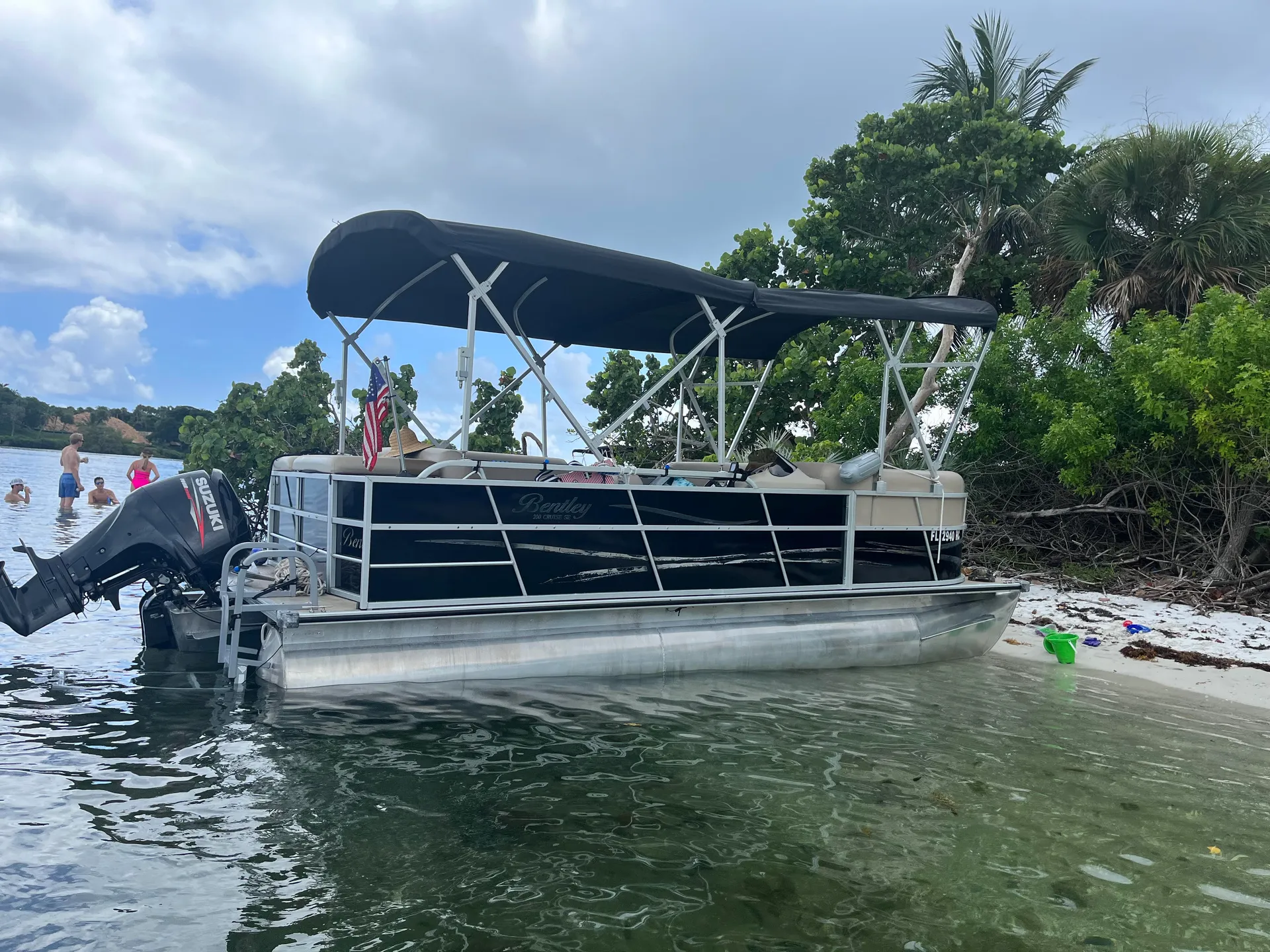 Captain Included for 6. Dogs Welcome, Grill on Board, Free Fuel !!!