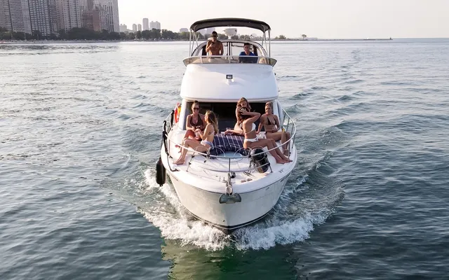 Rent a Meridian Yachts flybridge in Chicago, IL near me
