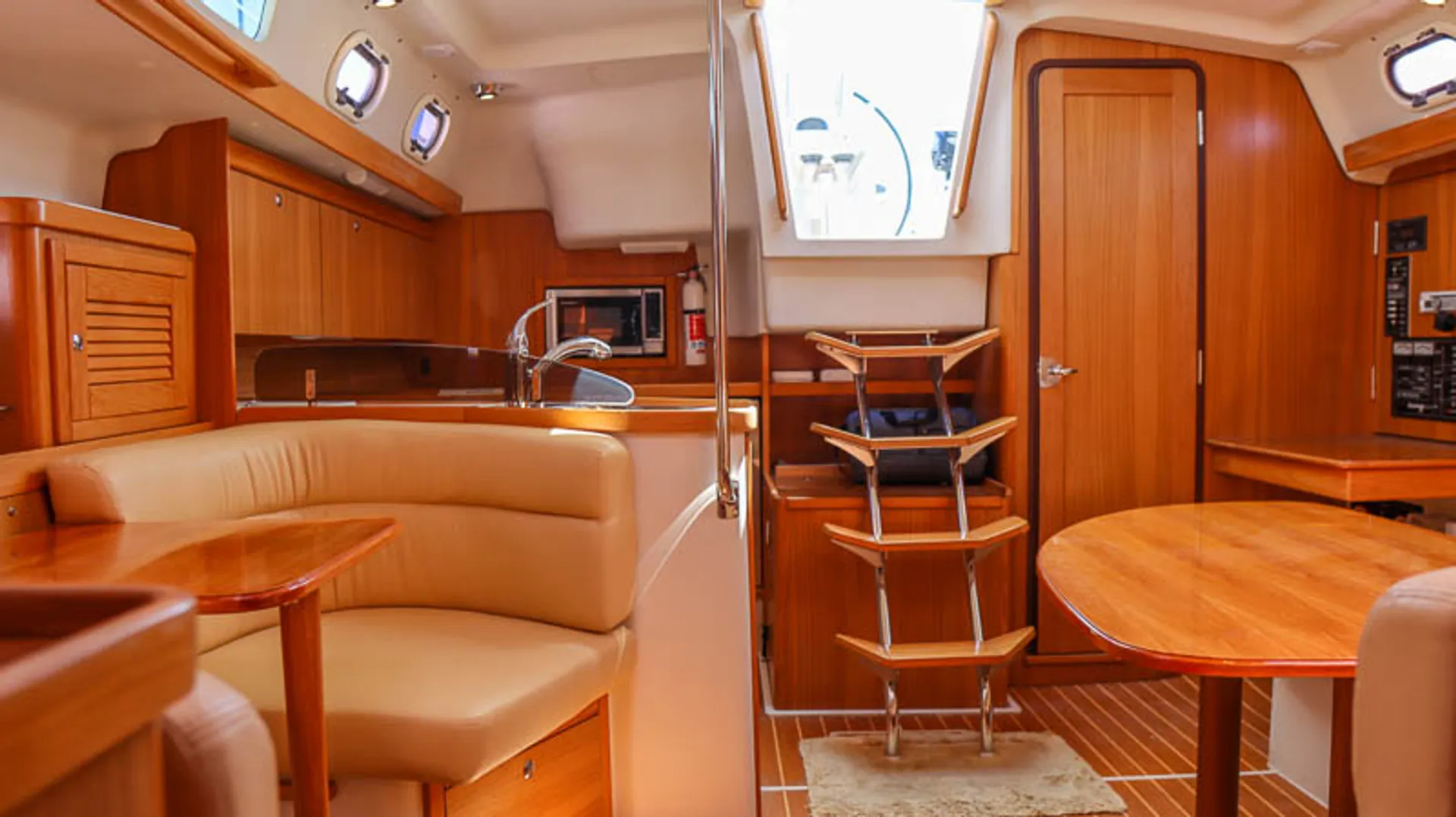 37' Luxury Sailing Yacht