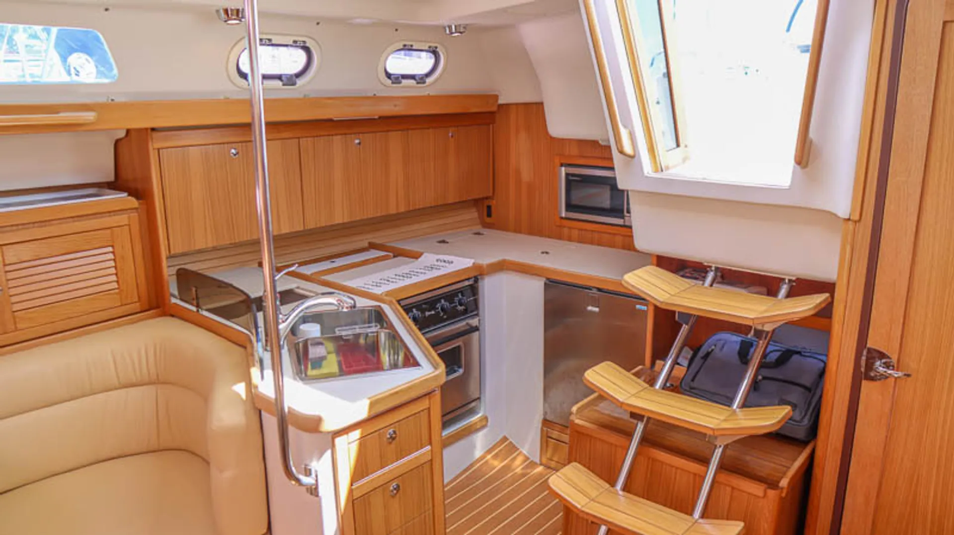 37' Luxury Sailing Yacht