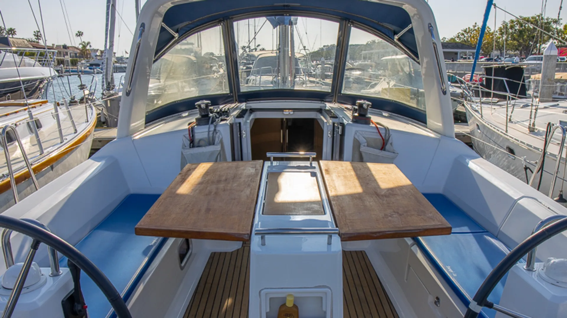 BEAUTIFUL — 38' BENETEAU SAILING YACHT