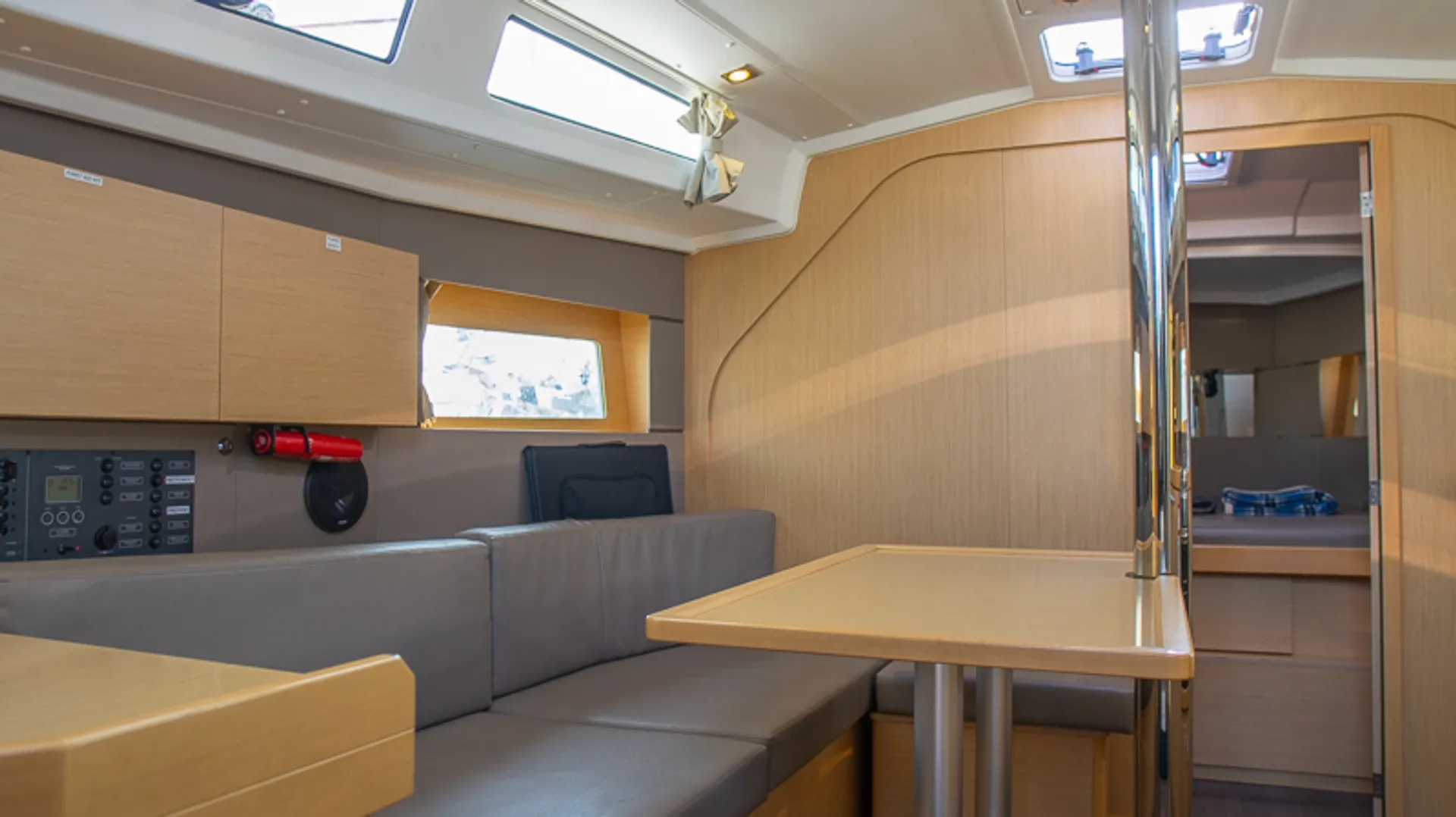 BEAUTIFUL — 38' BENETEAU SAILING YACHT