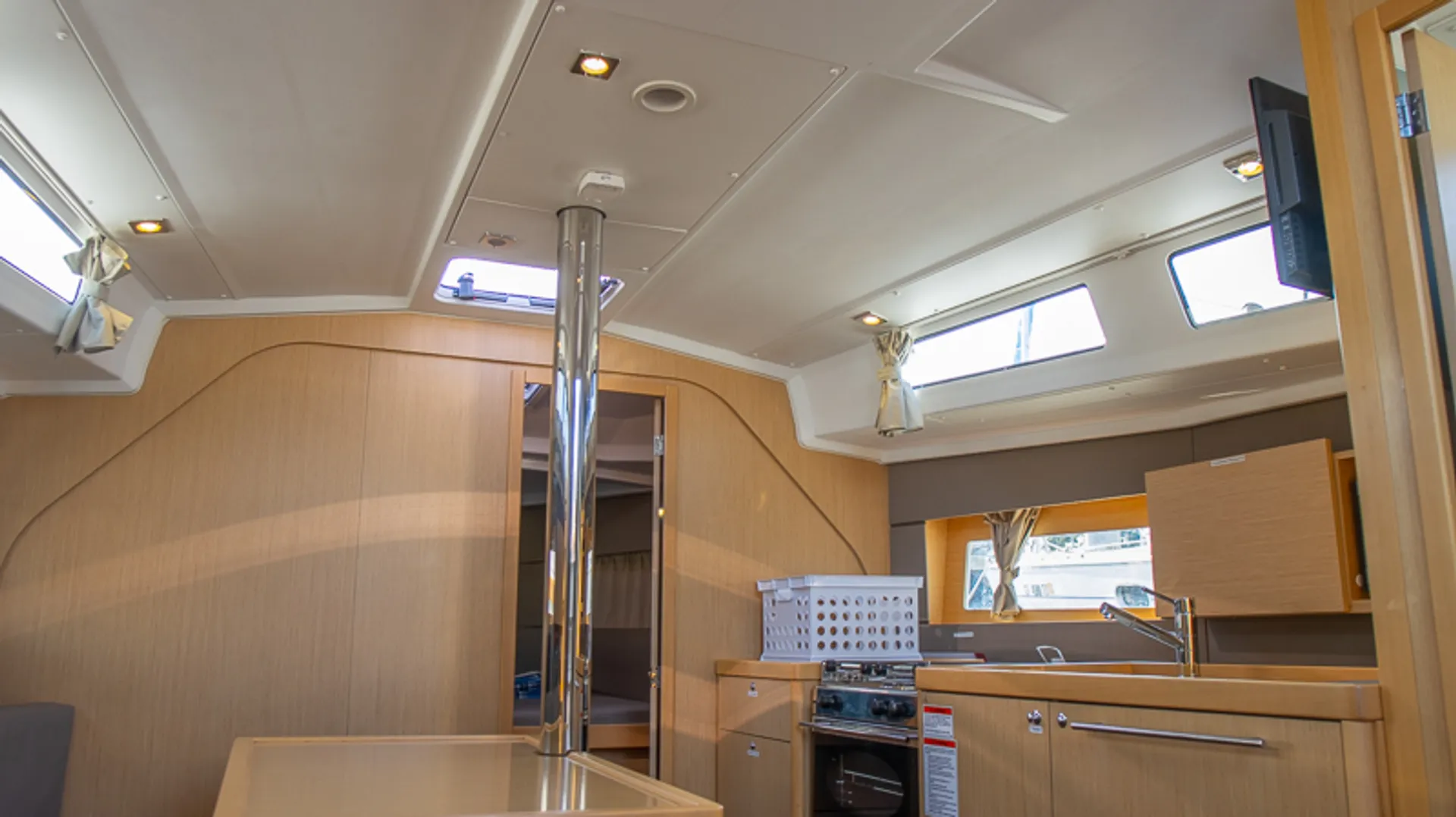 BEAUTIFUL — 38' BENETEAU SAILING YACHT