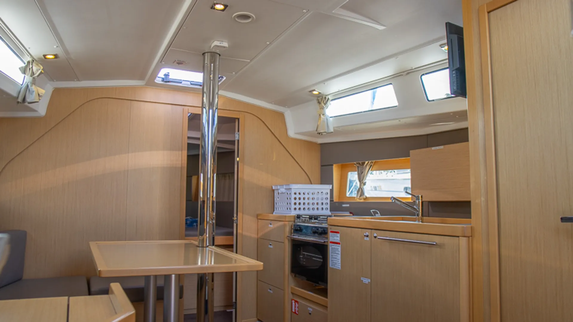 BEAUTIFUL — 38' BENETEAU SAILING YACHT