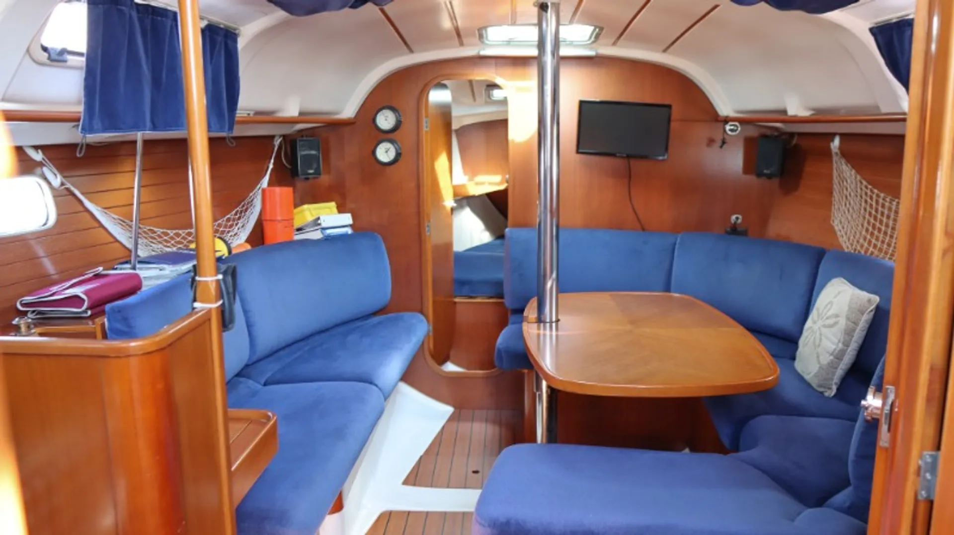 35' Beneteau Sailing Yacht For Rent Newport