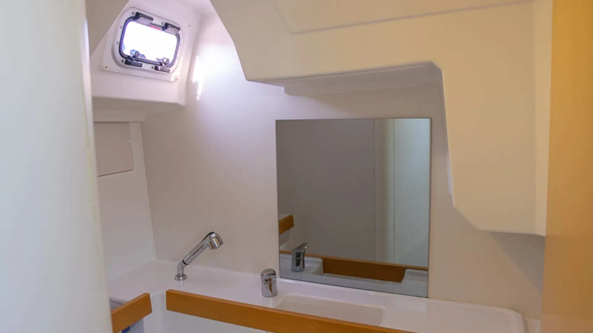 BEAUTIFUL — 38' BENETEAU SAILING YACHT