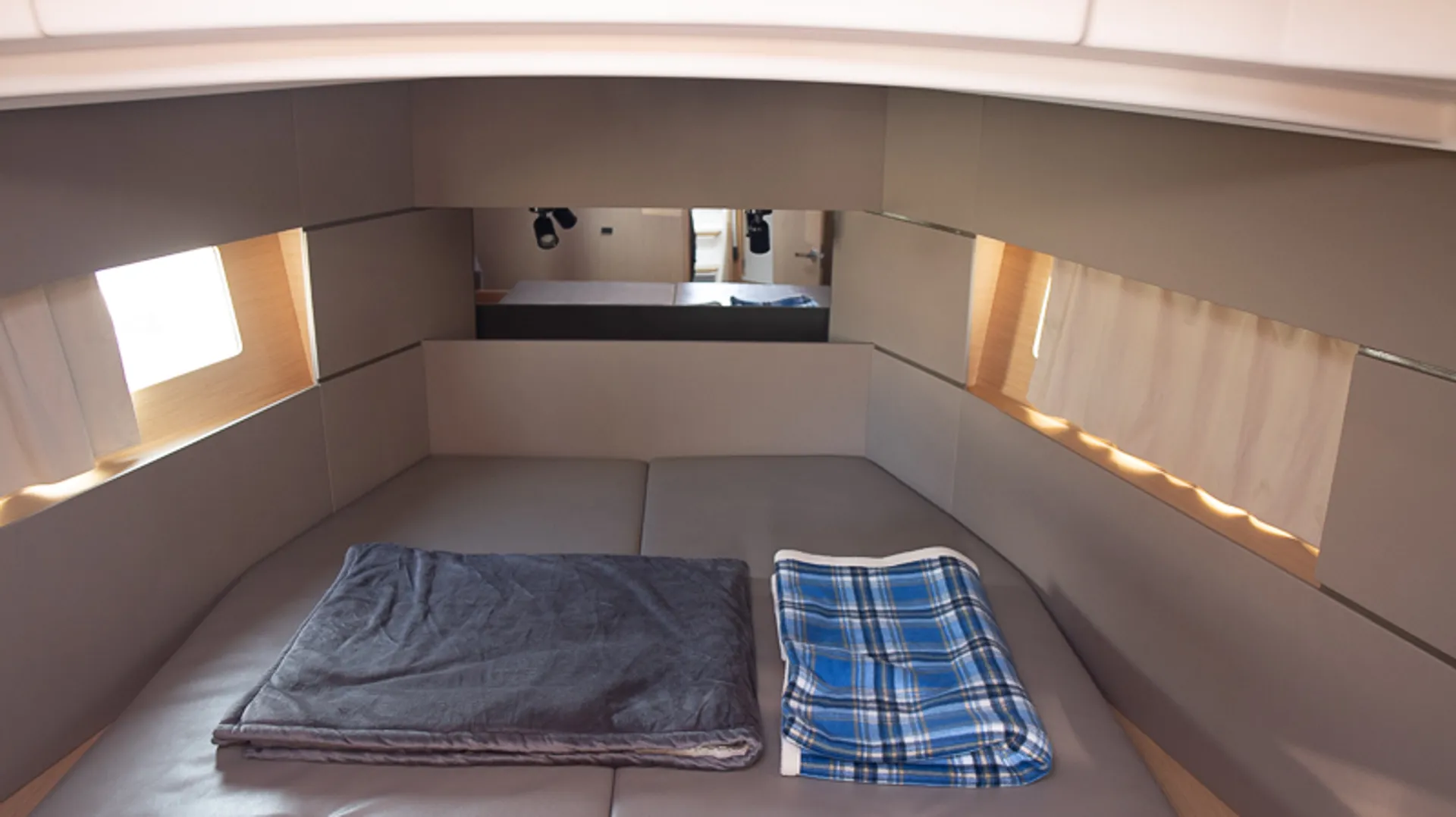 BEAUTIFUL — 38' BENETEAU SAILING YACHT