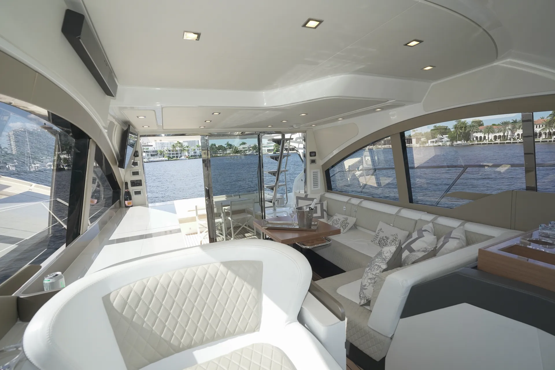 1 HOUR FREE - New 52' Schaefer Pininfarina Flybridge Yacht