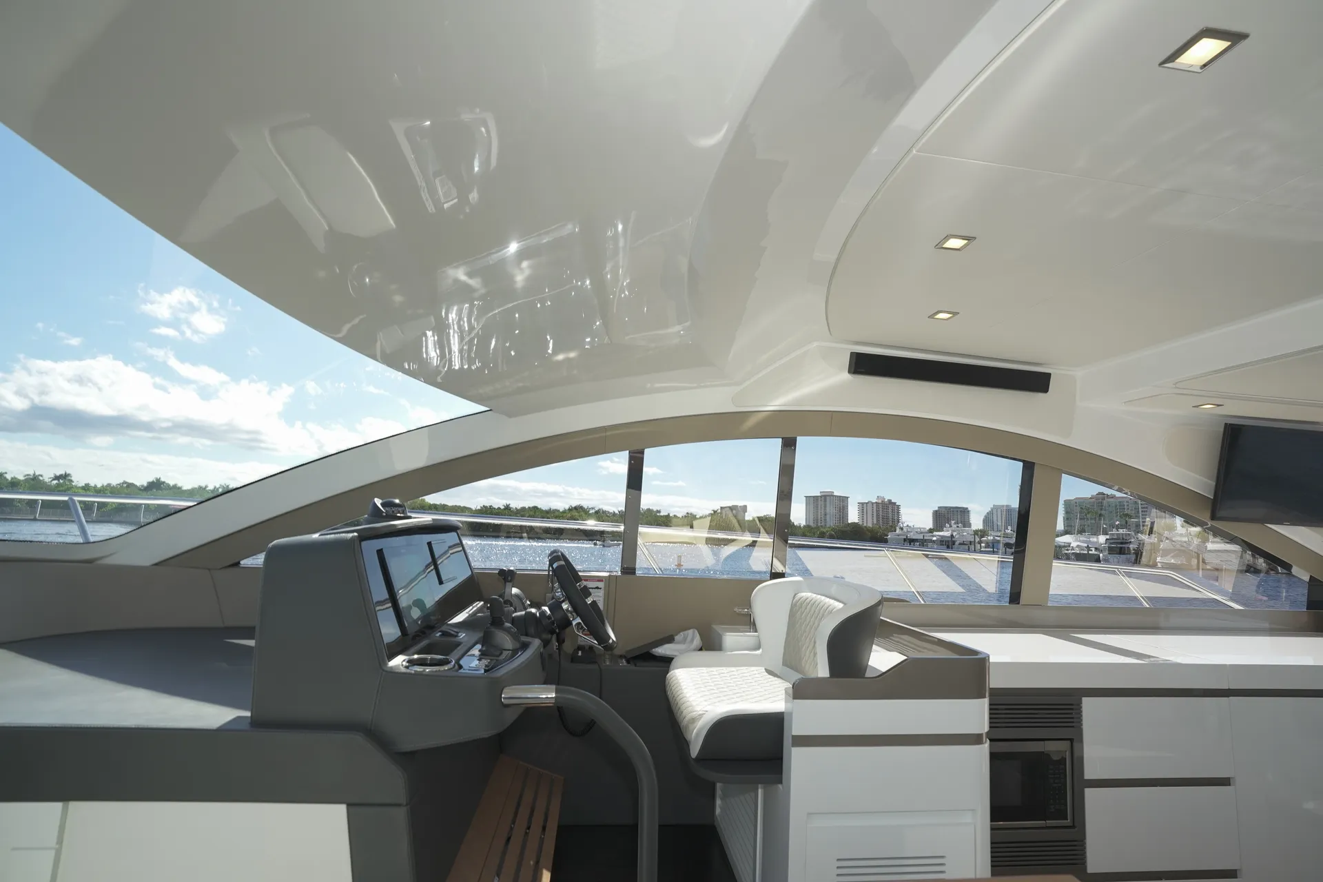 1 HOUR FREE - New 52' Schaefer Pininfarina Flybridge Yacht