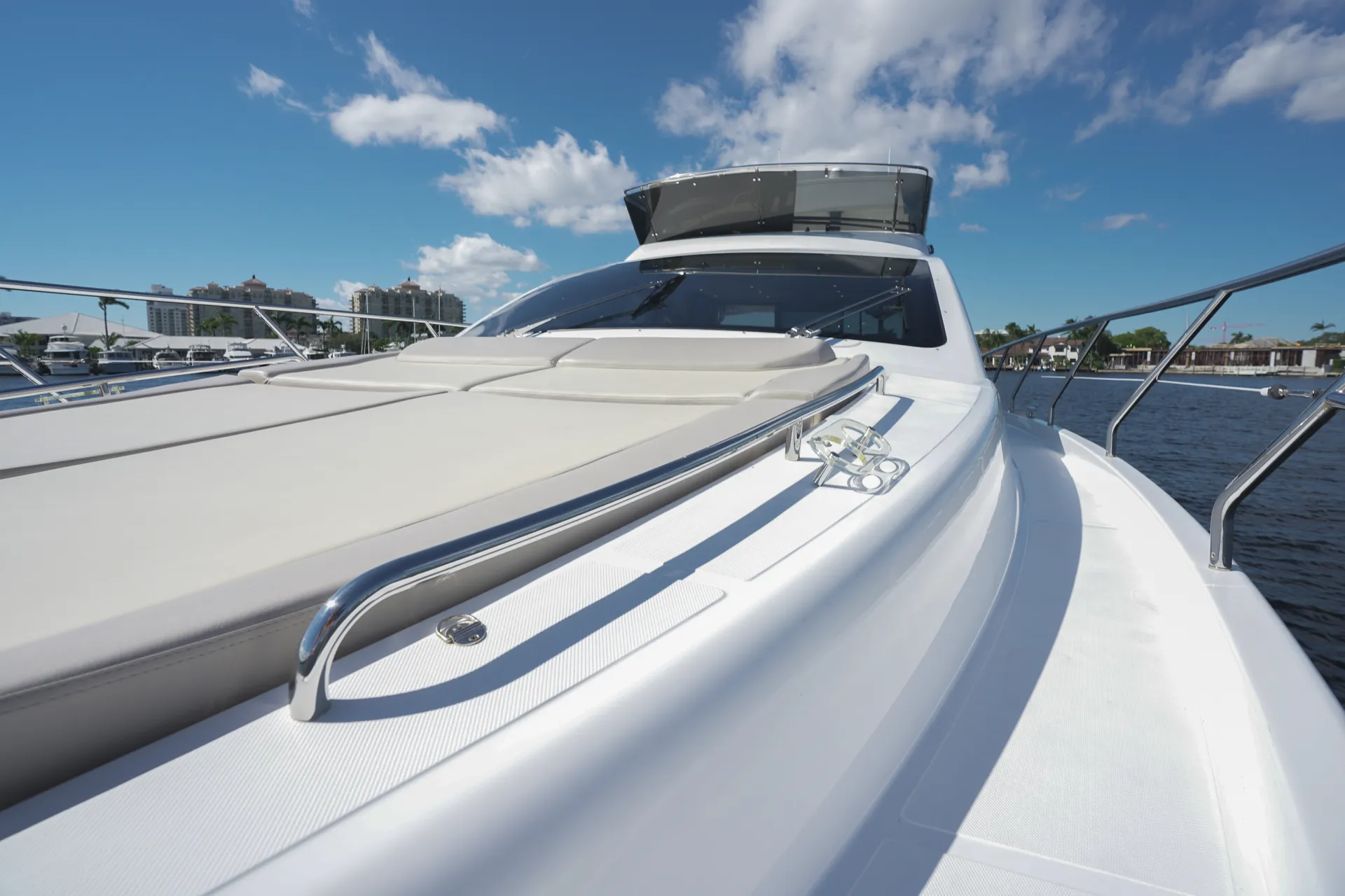 1 HOUR FREE - New 52' Schaefer Pininfarina Flybridge Yacht