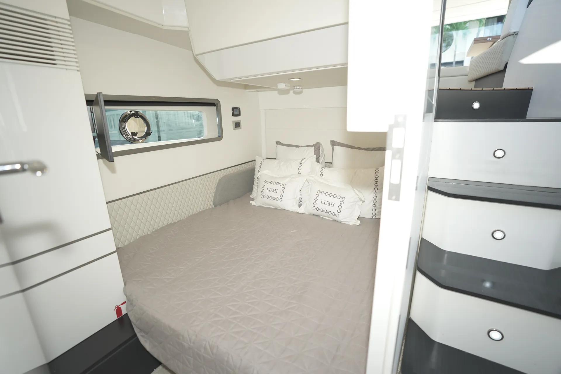 1 HOUR FREE - New 52' Schaefer Pininfarina Flybridge Yacht