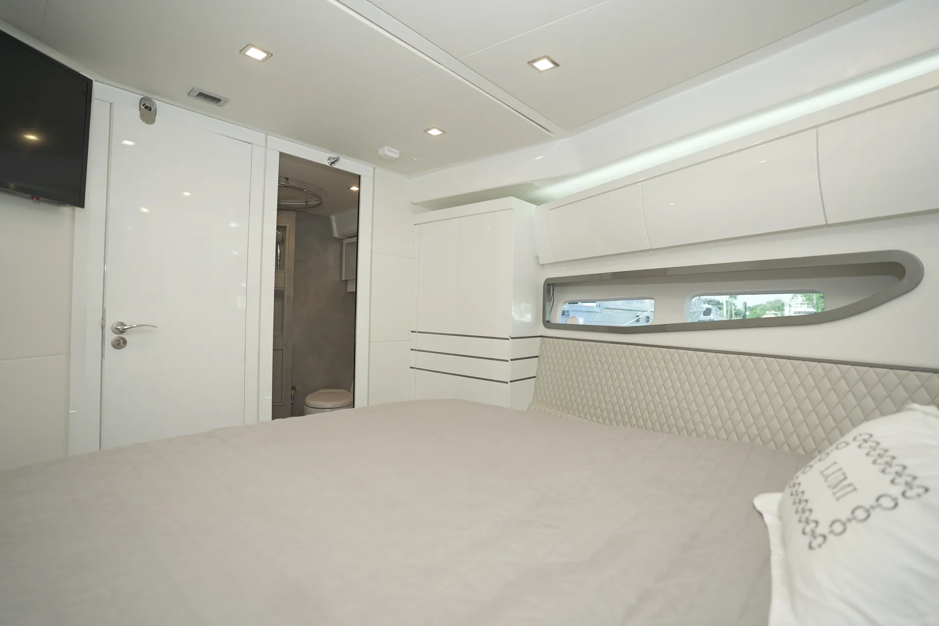 1 HOUR FREE - New 52' Schaefer Pininfarina Flybridge Yacht