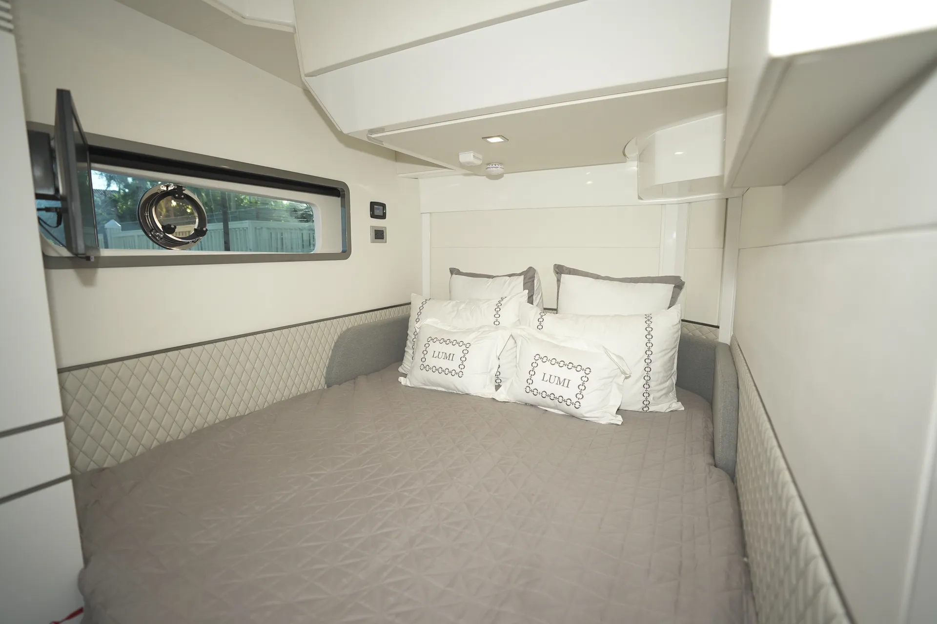 1 HOUR FREE - New 52' Schaefer Pininfarina Flybridge Yacht