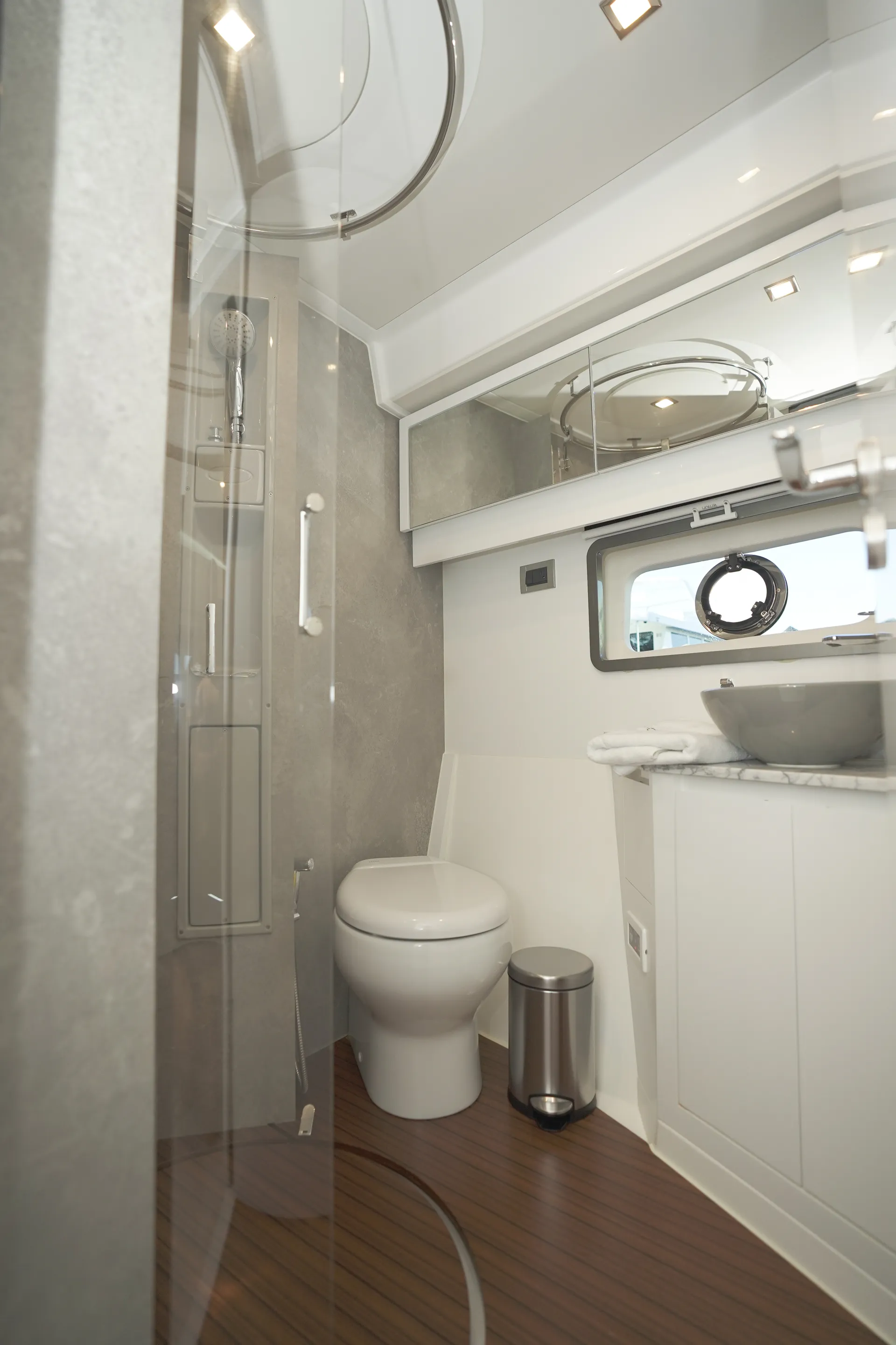 1 HOUR FREE - New 52' Schaefer Pininfarina Flybridge Yacht