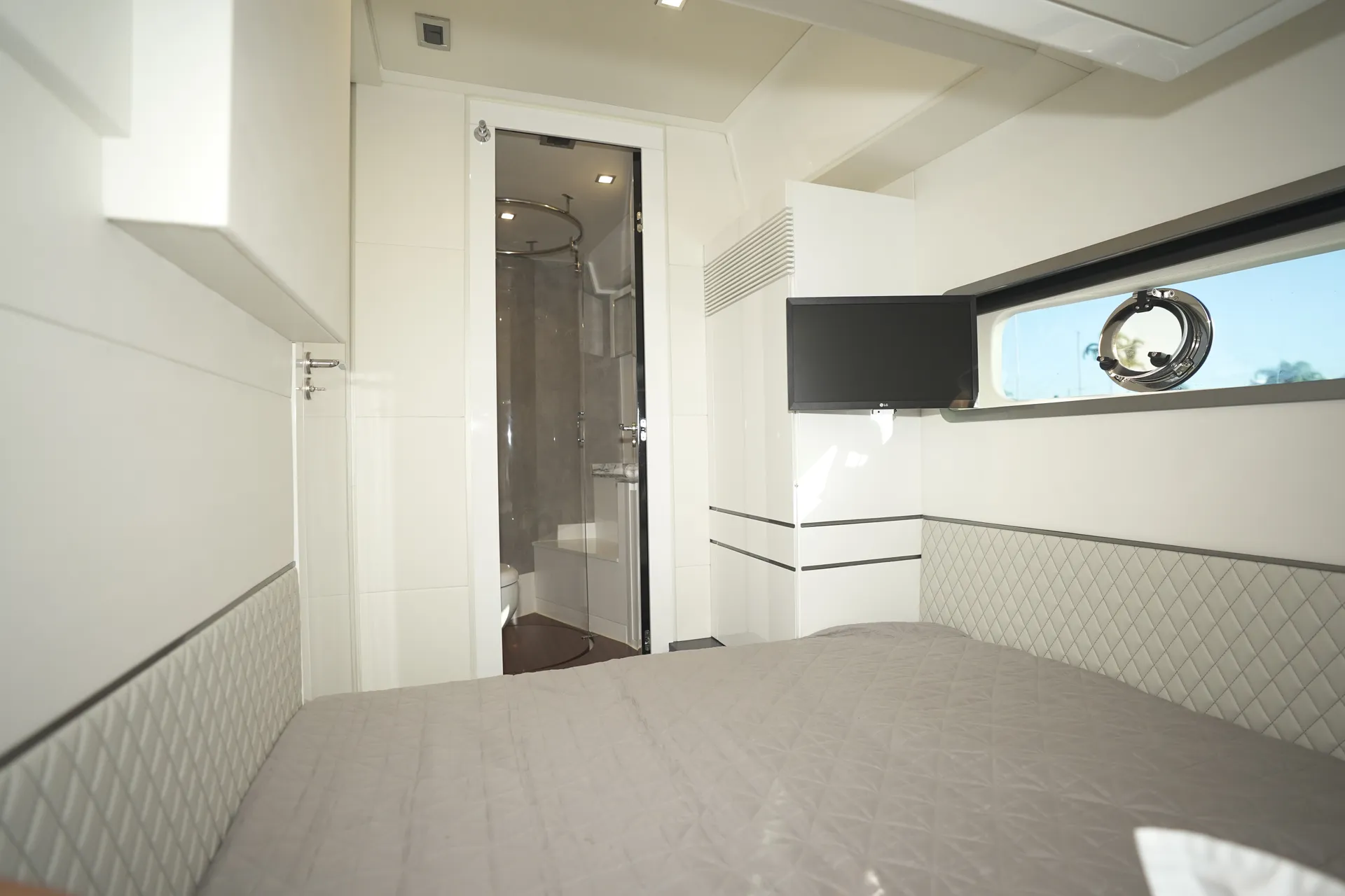 1 HOUR FREE - New 52' Schaefer Pininfarina Flybridge Yacht