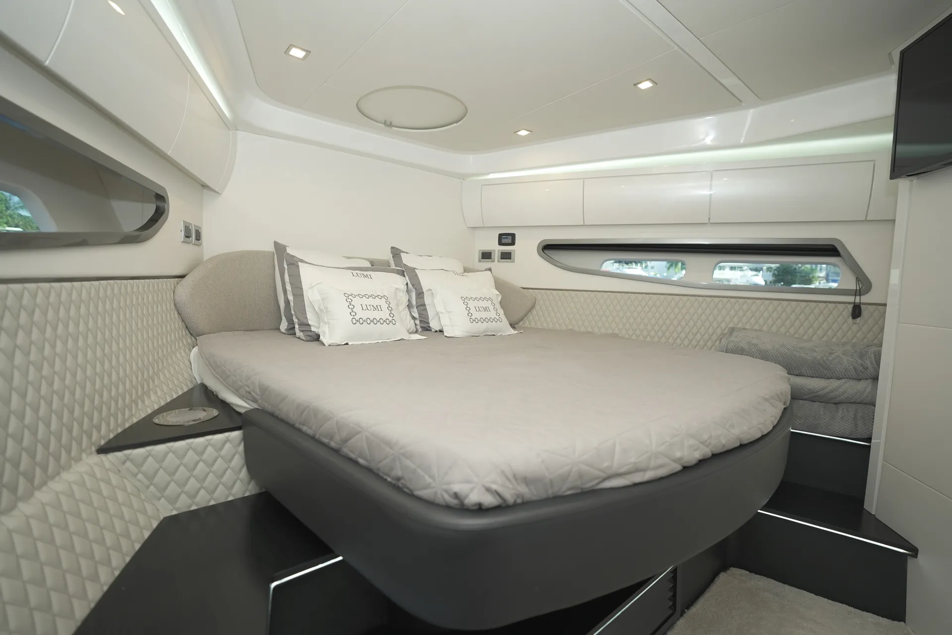 1 HOUR FREE - New 52' Schaefer Pininfarina Flybridge Yacht