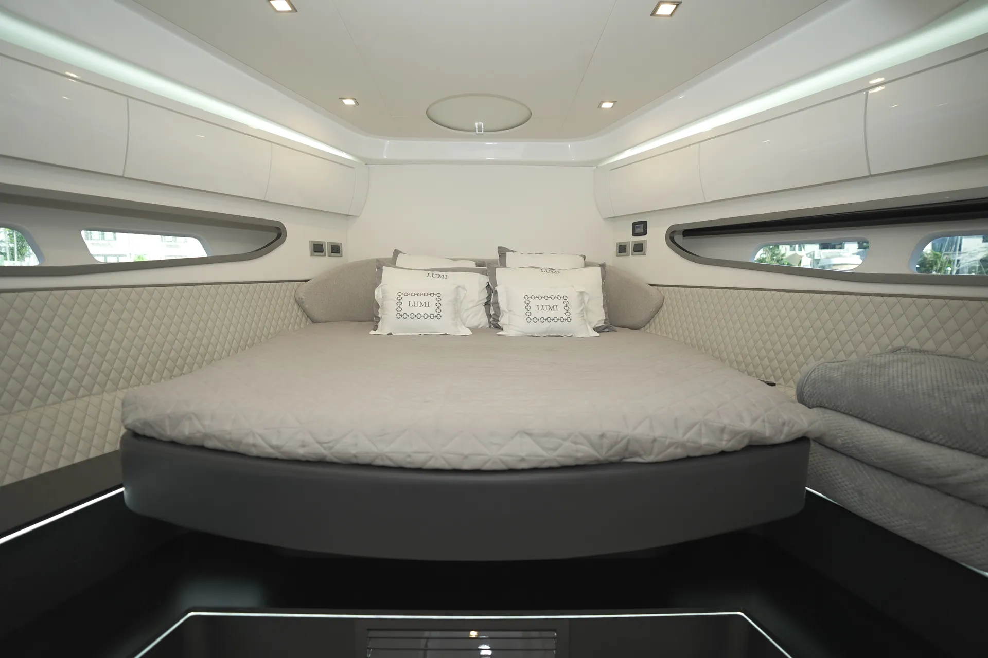 1 HOUR FREE - New 52' Schaefer Pininfarina Flybridge Yacht