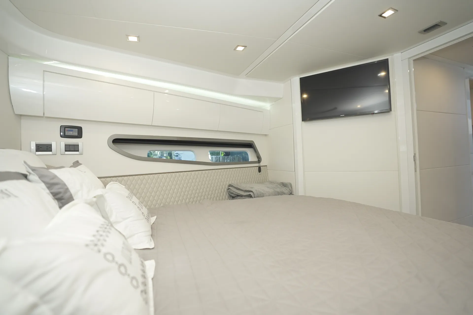 1 HOUR FREE - New 52' Schaefer Pininfarina Flybridge Yacht