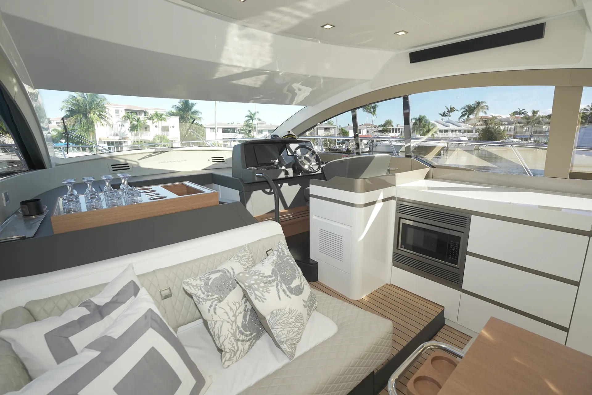 1 HOUR FREE - New 52' Schaefer Pininfarina Flybridge Yacht