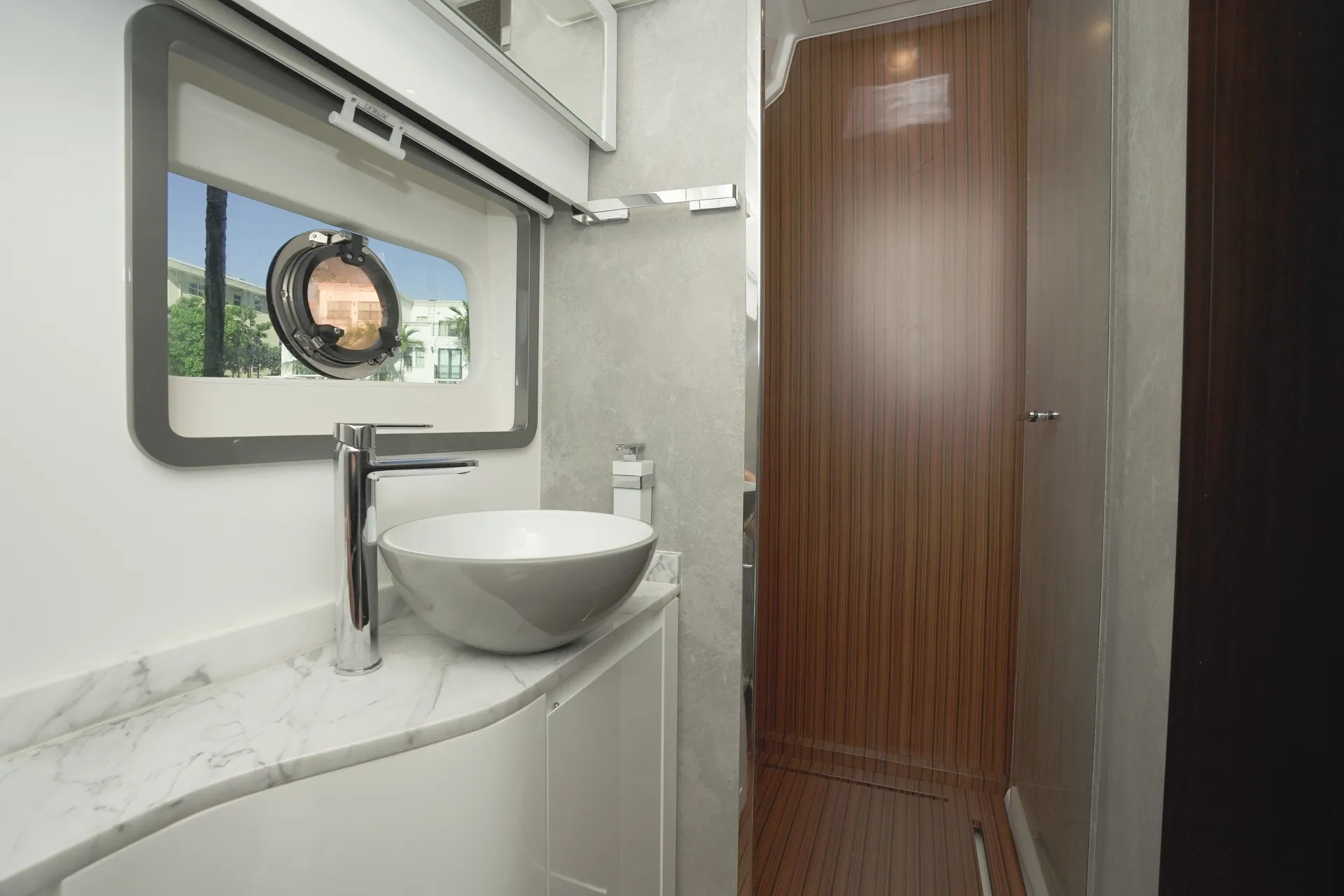 1 HOUR FREE - New 52' Schaefer Pininfarina Flybridge Yacht