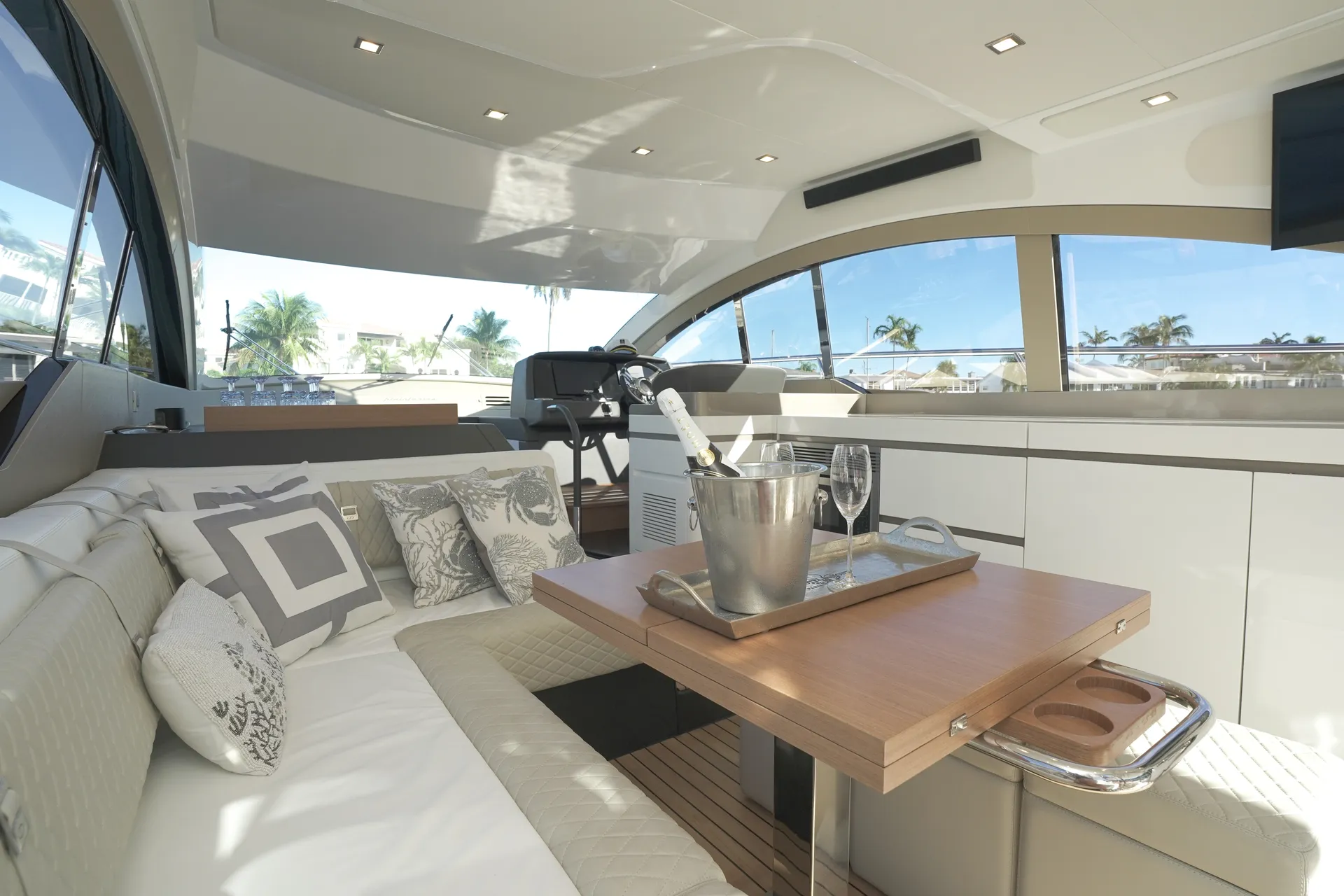 1 HOUR FREE - New 52' Schaefer Pininfarina Flybridge Yacht