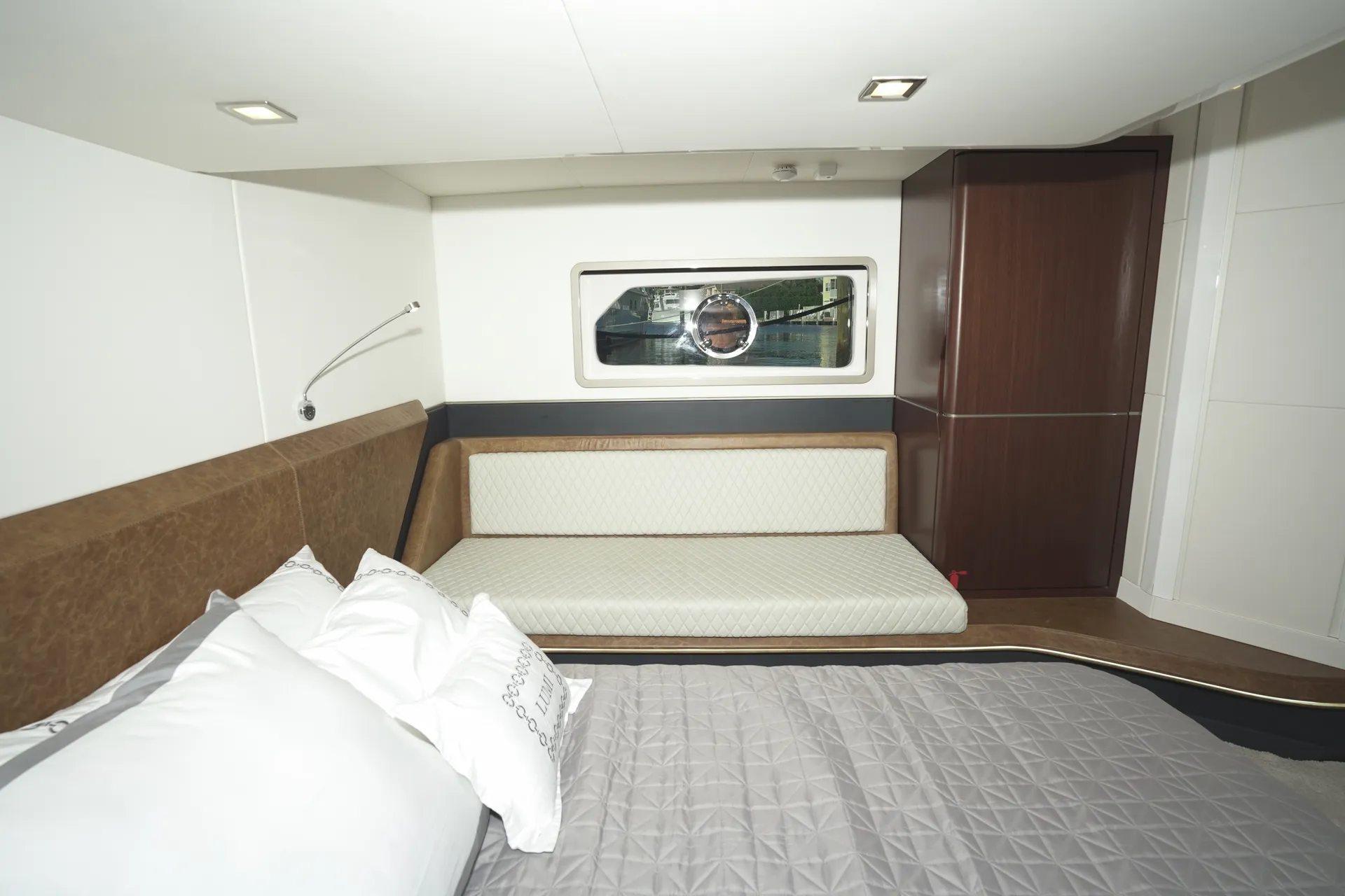 1 HOUR FREE - New 52' Schaefer Pininfarina Flybridge Yacht