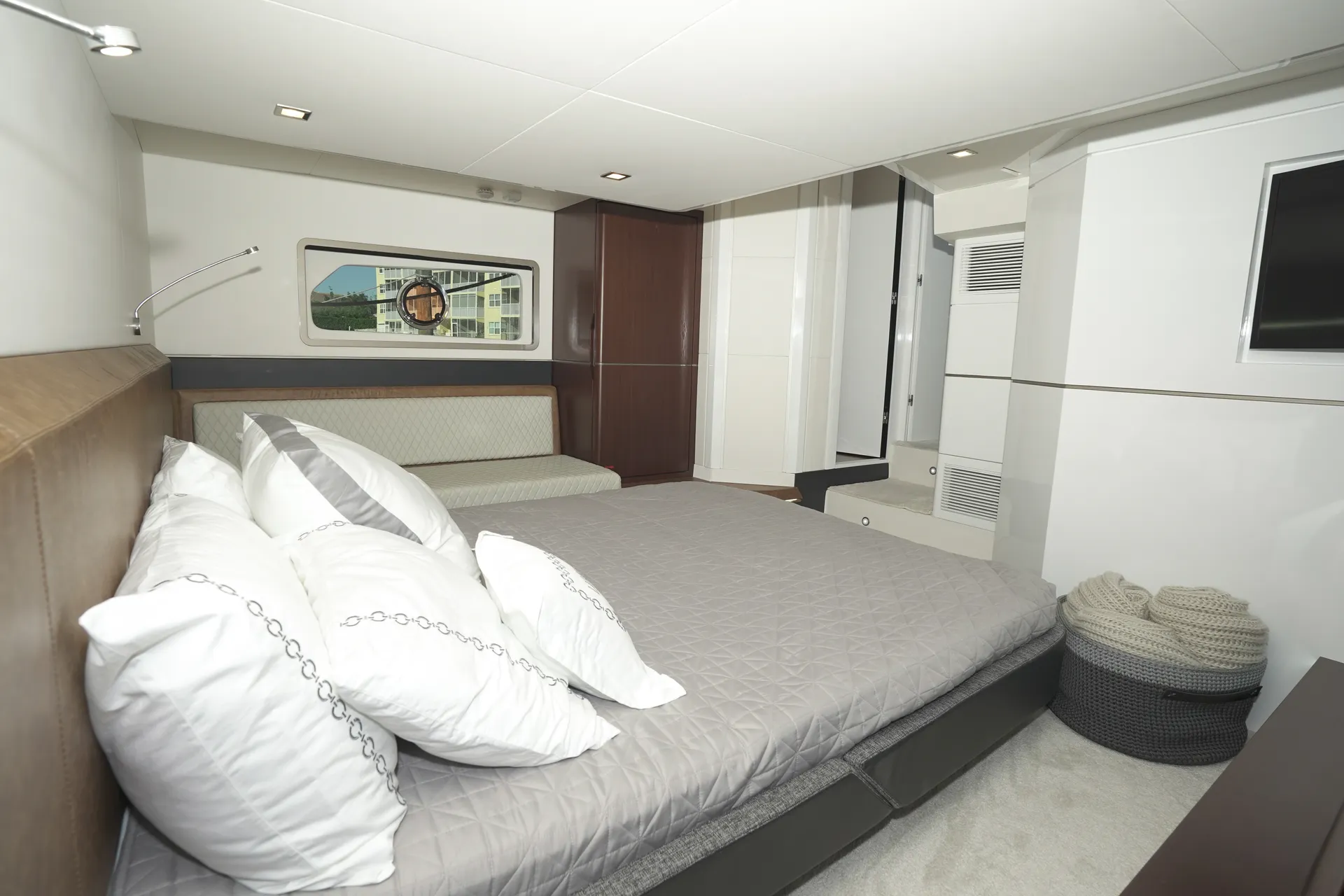 1 HOUR FREE - New 52' Schaefer Pininfarina Flybridge Yacht