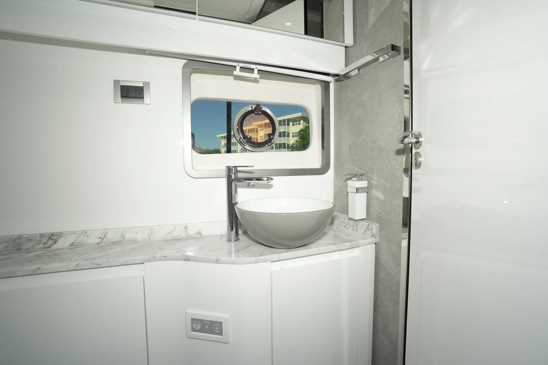 1 HOUR FREE - New 52' Schaefer Pininfarina Flybridge Yacht