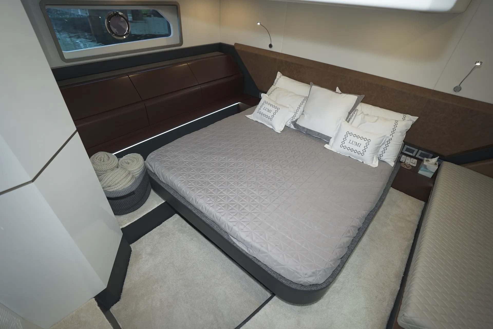 1 HOUR FREE - New 52' Schaefer Pininfarina Flybridge Yacht