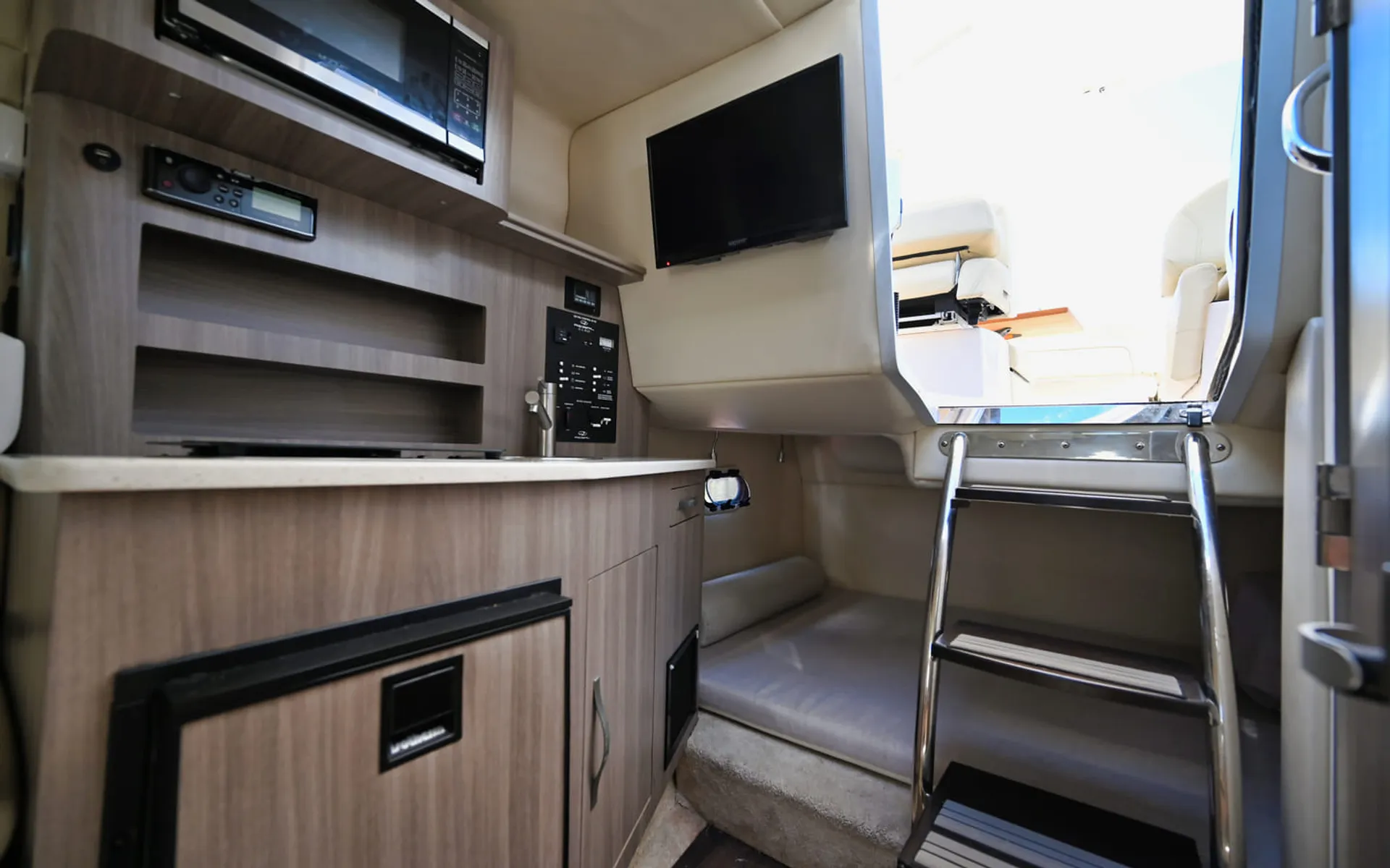 🚤 Regal 26XO – The Ultimate Luxury & Comfort Boat for Your Getaway!