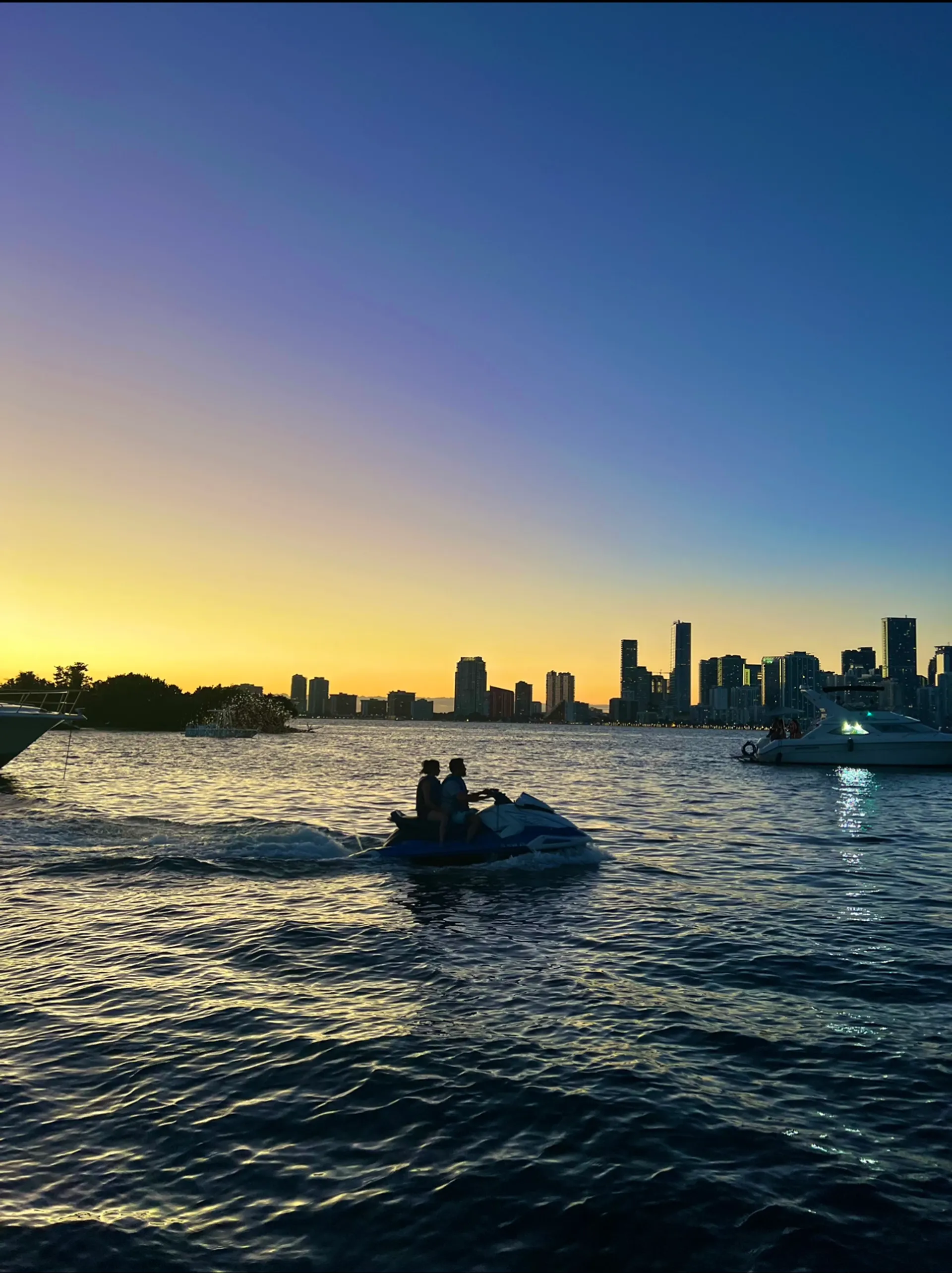 GET 1 HR FREE  33’ SUNDANCER YACHT RENTAL, MIA FL *NO HIDDEN FEES!*